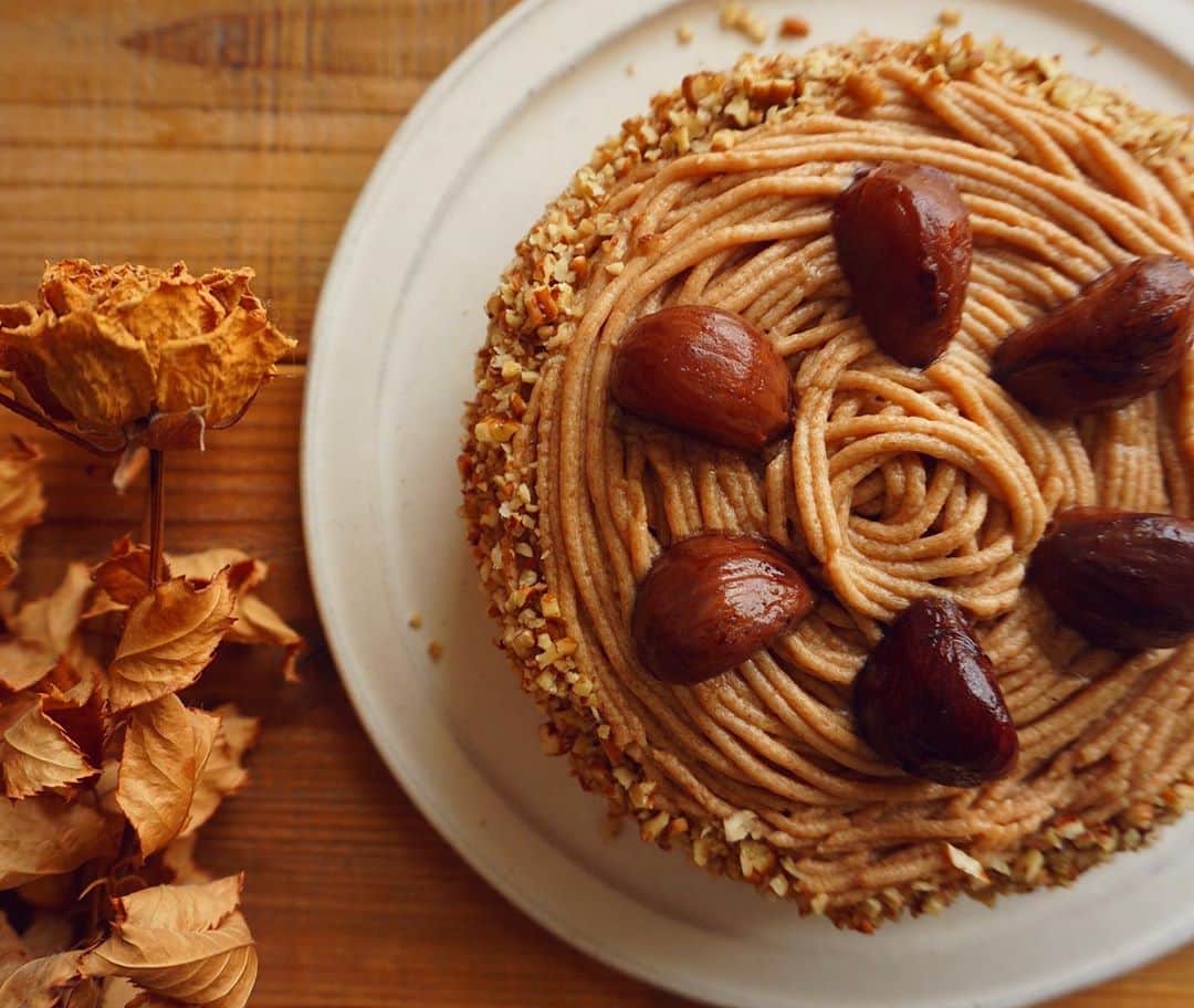 CHIKAのインスタグラム：「モンブランタルト🌰 *. さてさて、KJ👳🏾‍♂️レベルアップのお祝いタルト🧁 今年は毎年恒例のかぼちゃのモンブランタルトではなく栗のモンブランタルトです♡ かぼちゃ、紫芋、栗、の3択で聞いてみたら「栗🌰!!」と即答でした🤭 初めての本家モンブランはちょっとドキドキしたけど絞りやすかった！ でも絞り始めの位置を間違えた為ちょっといびつなのはご愛嬌🙈 周りには刻んだピーカンナッツを♡ (床にたくさんナッツ落としたよ😂) ダマンドの中には渋皮煮も入って栗を思う存分味わえるタルトになってるよ♡ もちろんラム酒はたーっぷり♡ 今年もこうやってお祝いできることに感謝して、夜のためにせっせとご馳走作ります♡ 皆様も楽しい日曜日を♡ *. *. *. #モンブランタルト#タルト#🎂#HBD#お菓子作り#おうちカフェ#tart#モンブラン#MontBlanc#🌰#馬酔木誠#アセビマコト」