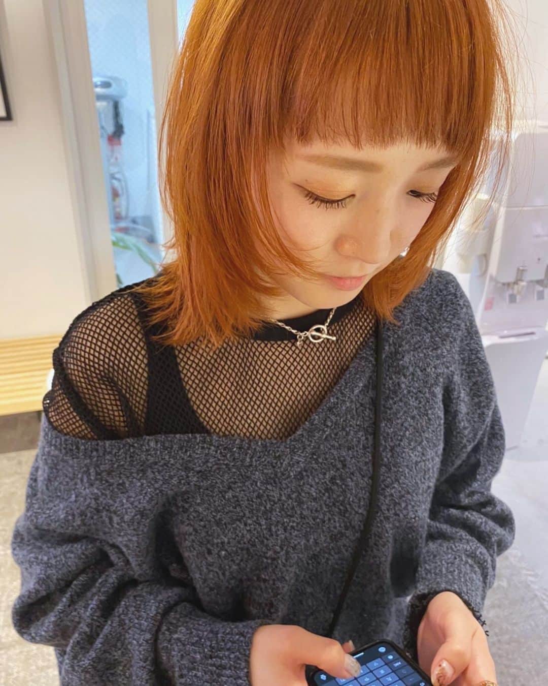 のインスタグラム：「最近は毛先には厚みを残して 顔まわりを切り込むウルフ押し☺︎ 毛先はハネるように、 顔まわりは内に収まりやすいように 切ってるから意外とスタイリングが とても簡単◎」
