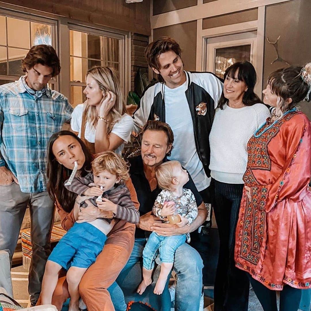 ブリアナ・エヴィガンのインスタグラム：「Family goin off in Nashville. Miss you and this already @vanessaevigan @milesadcox #maverick #birdierose... new baby on the way on the right! I sure scored landing in this family. Some of my favorite humans in the world right here.」