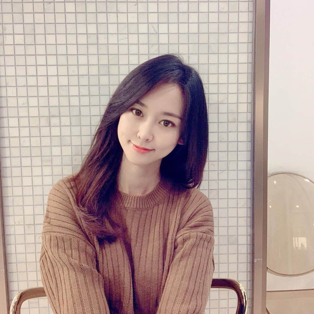 ホ・ヨンジュ のインスタグラム：「상한머리 싹둑 ✂ 이번주도 주말 내내 열일중😉  . . 헤어  @jennyhouse_yeji 메이크업@_minyoung__」