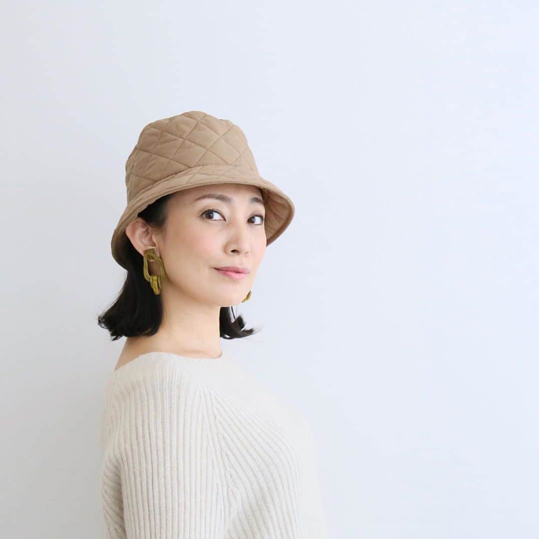 田中美里のインスタグラム：「オリジナルキルトの クロッシェもあります。  @jin_no_beat_shite_cassie   photo by fujiko  @fujiko121   #jinnobeatshitecassie  #ジンノビートシテカッシ  #yaokichi #帽子 #クロッシェ #hat  #earrings  @peachepeace0703n #お気に入り」