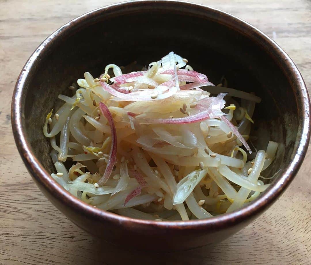 小橋めぐみのインスタグラム：「お店で食べて美味しかったモヤシのナムルを、なんとなく再現。 モヤシを茹でて、ポン酢とラー油、 みょうがを刻んだのをのっけて出来上がり。 母が沢山おかわりしてくれたのですが、母はもやしが好きなんだそう。 #初めて知った #次の日もリクエストされた #簡単つまみ」