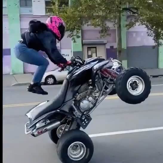 ファンクマスター・フレックスのインスタグラム：「@leekydabikestar is who I trust on bike decisions... does @krista_marie50 have what it takes?」