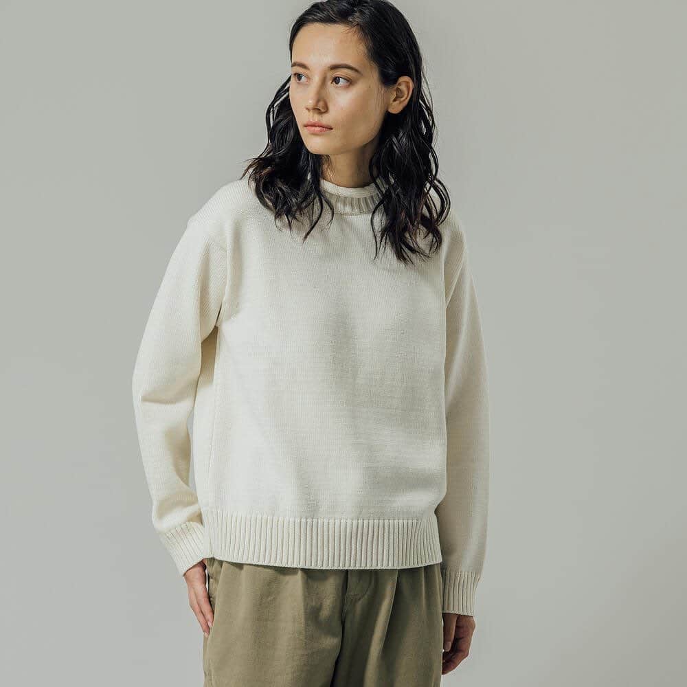 のインスタグラム：「ARPENTEUR ROLL NECK SWEATER ￥41,000+tax . 端正な編地のプルオーバーニット。 . フィッシャーマンセーターを彷彿とさせる硬派で洗練された佇まいの一着で、手持ちのワードローブにすんなりと馴染みます。 . #arpenteur #20AW #bshop #bshop_onlinestore」