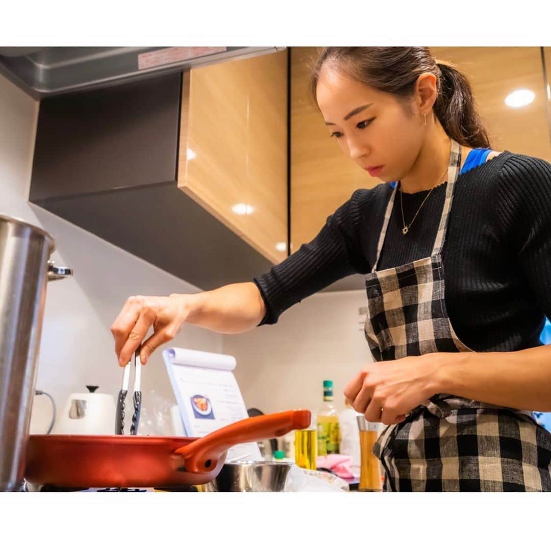 野口啓代のインスタグラム：「cooking time🍽💕* * 野口啓代、料理始めました🍳 #分子栄養学 に基づいた料理を、立石直也シェフにご指導頂けることになりました👨🏻‍🍳* * 出会いは、逗子にある #山本メディカルセンター で血液検査を受けたときに訪れた #桜山茶寮 🌸そこで食べた立石直也シェフの分子栄養学のお料理が美味しくて感動したことがキッカケです🥺✨ * そして血液検査の結果、わたしは鉄欠乏症貧血・ミネラルアンバランス・低血糖.低タンパク血症気味だったので、それらを摂取しやすいメニューを分子栄養学認定医師の齋藤真理子先生とコンディショニングトレーナーの有吉与志恵先生に考案して頂きました🤤* * * 今回のメニューは••• 🥩特撰黒毛和牛ステーキ 🍝ハマグリのグルテンフリーパスタ 🍰黒胡麻&きな粉の玄米シフォン * * どれも美味しかった〜!!! 次の日の目覚めも良かったし身体もだるくならなくて最高★ 料理経験0のわたしですが、クライミングのためにも少しずつお料理がんばろ🤏* * 新しい趣味みーっけ。 目指せ女子力UP🔪💓* ——————————— Thank you for.. 🍽 @sakurayama_saryo  👨🏻‍🍳 @naoya_tateishi  👩‍⚕️ @dr.mariko_saito  🦹🏻‍♀️ @yoshieariyoshi  ——————————— @au_official #大和証券 #セブンイレブン @thenorthfacejp @raffinee_orientalbio #三井不動産 @cowsoapcp #zeta  @c3fit @lasportivajp @petzl_official  @newhale_japan」