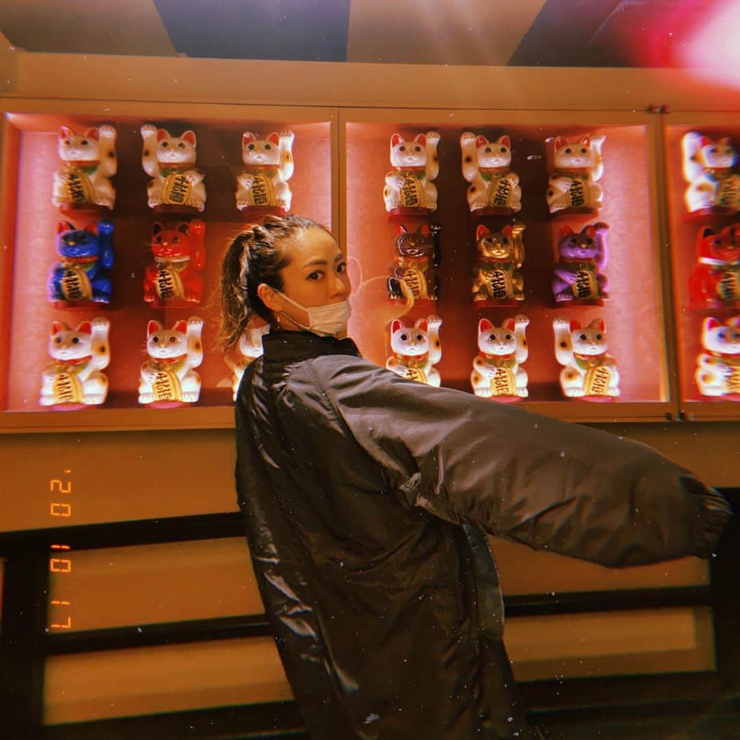のインスタグラム：「Meow🐱🐱🐱 Date with my new fav jacket @moussyofficial 💯💯💯  warm me up ❤️❤️❤️ ・ #moussy  #絶妙カラー  #オーバーサイズ  #jacketfashion  #招き猫」