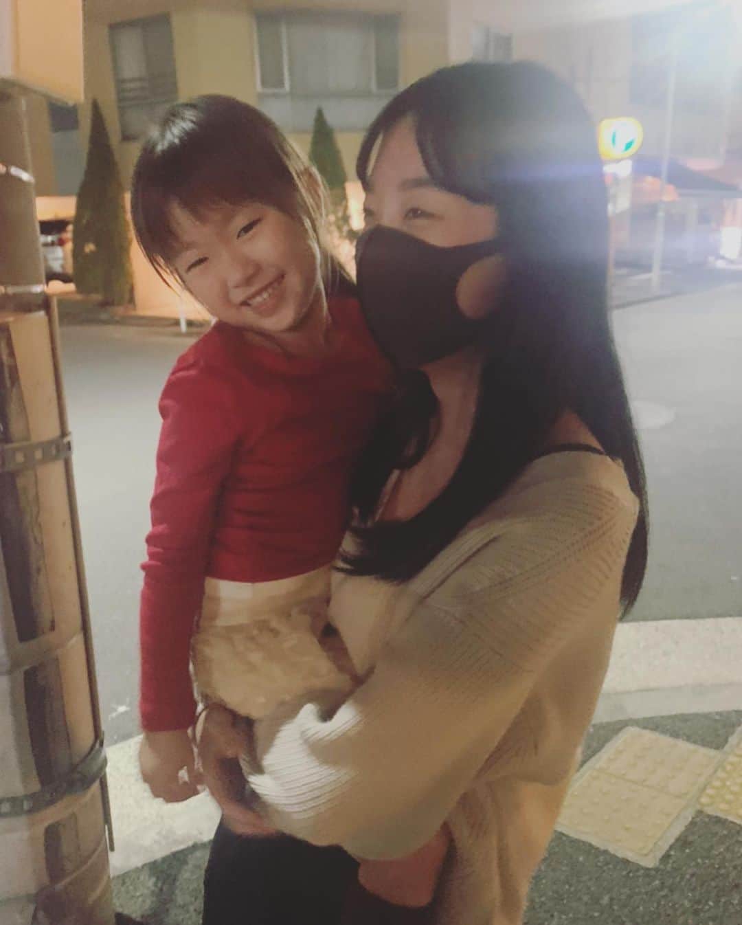 坂本美雨さんのインスタグラム写真 - (坂本美雨Instagram)「友人マキ @makikakimoto の娘さんにべったり。 照れながら抱っこされる様子は… 恋…。  いつかの #今日のなまこちゃん  photo @makikakimoto」10月18日 14時25分 - miu_sakamoto