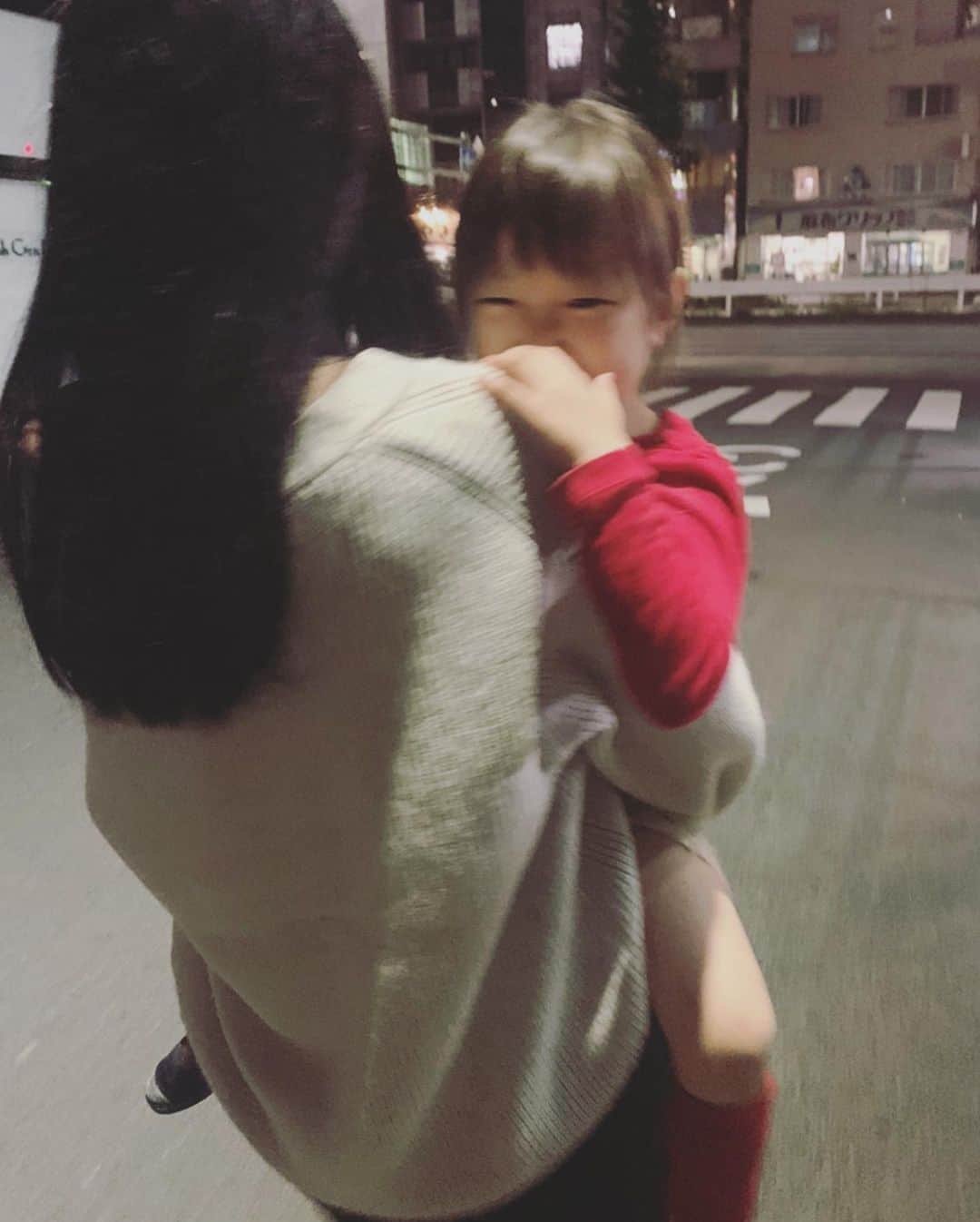 坂本美雨さんのインスタグラム写真 - (坂本美雨Instagram)「友人マキ @makikakimoto の娘さんにべったり。 照れながら抱っこされる様子は… 恋…。  いつかの #今日のなまこちゃん  photo @makikakimoto」10月18日 14時25分 - miu_sakamoto