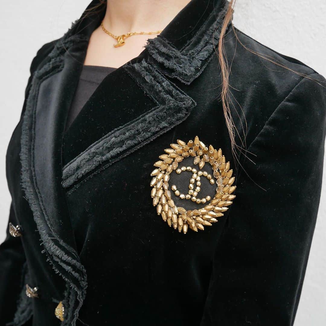 Vintage Brand Boutique AMOREさんのインスタグラム写真 - (Vintage Brand Boutique AMOREInstagram)「Chanel velvet emblem jacket size 36 🎩  🖤This item is a store limited item.  DM us to order.  ✈️ Free Shipping Worldwide 📩 DM for more info ➡️ info@amorevintagetokyo.com   #AMOREvintage #AMORETOKYO #tokyo #Omotesando #Aoyama #harajuku #vintage #vintageshop #ヴィンテージ #ヴィンテージショップ #アモーレ #アモーレトーキョー #表参道 #青山 #原宿#東京 #chanel #chanelvintage #vintagechanel #ヴィンテージ #シャネル #ヴィンテージシャネル #シャネルヴィンテージ #amoreomotesando #アモーレ表参道」10月18日 14時36分 - amore_tokyo
