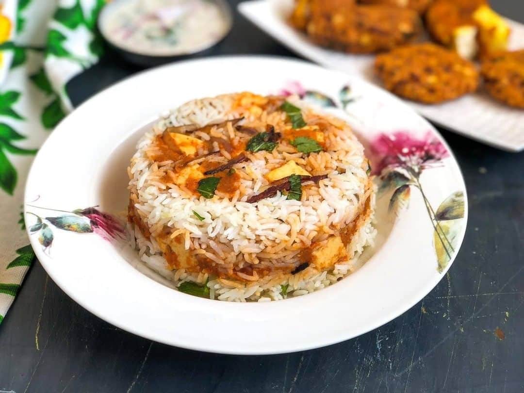 Archana's Kitchenさんのインスタグラム写真 - (Archana's KitchenInstagram)「A lip smacking dish, that you will absolutely love, Layered Paneer Butter Masala Biryani Recipe is a combination of ghee rice along with creamy paneer butter masala, layered together. Serve it with simple raita for a hearty Sunday lunch. Get the recipe from the smart.bio link in my profile @archanaskitchen . . . . . . #recipes #easyrecipes #dinner #indiandinner #paneerpulao #paneerbiryani #archanaskitchen #healthyeating #highprotein #northindianfood #northindianmeal #homemadefood #eatfit #cooking #food #healthyrecipes #foodphotography #recipeoftheday #comfortfood #deliciousfood #delicious #instayum #food」10月18日 14時30分 - archanaskitchen