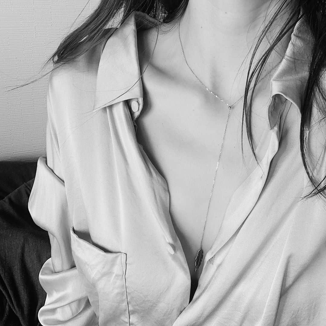 澤辺美香さんのインスタグラム写真 - (澤辺美香Instagram)「胸元がざっくりあいたお洋服に付けたいネックレス♡  先程の投稿間違えて消してしまいすみません！  今はチョーカーぽく思い切り付けるのがお気に入り♡  皆様、日曜日いかがお過ごしですか？ 私は朝からぐーたらし過ぎてガサガサ動き始めます🤣  #enasoluna #ネックレス#sunday #gu  @enasoluna_official」10月18日 14時38分 - mikasawabe