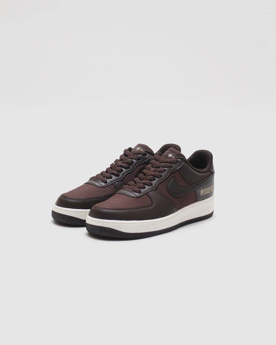 A+Sのインスタグラム：「2020. 10. 19 (mon) in store  ■NIKE AIR FORCE 1 GTX COLOR : BROWN SIZE : 26.0cm - 29.0cm PRICE : ¥16,500 (+TAX)  栄光の輝きは、ナイキ エア フォースワン '07 GTXに生き続ける。張りのあるレザー、大胆なカラー、適度な輝きといったディテールを備えたオリジナルに斬新なエッセンスを加えたシューズが、新しい個性を放ちます。 GORE-TEXを採用した冬仕様のデザインで、足元を暖かくさらりとした状態にキープします。  The brilliance of glory lives on in the Nike Air Force One '07 GTX. The shoes, which add a novel essence to the original with details such as taut leather, bold colors and moderate brilliance, give off a new personality. The winter design with GORE-TEX keeps your feet warm and silky.  #a_and_s #NIKE #NIKEAIRFORCE1 #NIKEAIRFORCE1GTX #GORETEX」