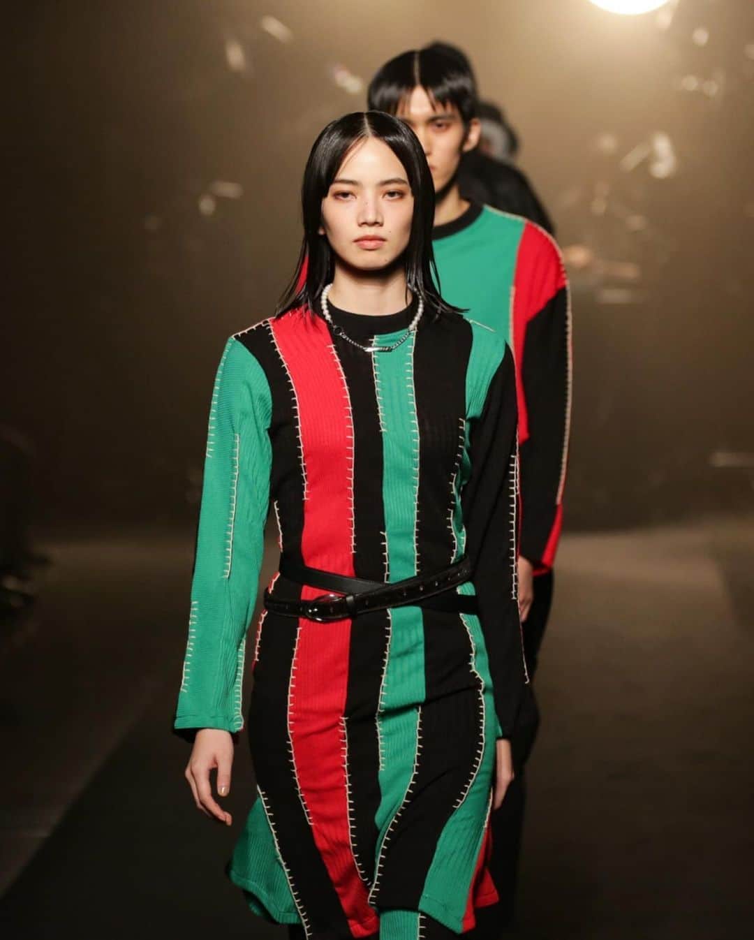 のインスタグラム：「【コレクション】「シュープ（SHOOP）」が東京初のショーでパンデミック後のディストピアを表現。10月12日からスタートした東コレのフィジカルショーのトリを飾りました。ランウェイには小松菜奈さんも登場し、避難していた人達がパンデミック後に初めて世界を見るという設定でモデルたちはランウェイを歩きました。 全ルックはトップのURLから🔗 @shoopclothing」