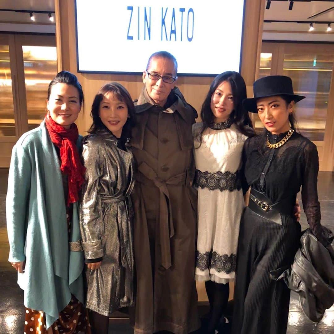 Taeko Mitamura - 三田村妙子さんのインスタグラム写真 - (Taeko Mitamura - 三田村妙子Instagram)「@zin.kato #zinkato #fwt ZINKATO 2021SS コレクション「再生」 オープニングは、エレキギター🎸をバイオリンのように演奏する厳かで見事なパフォーマンス。  “コロナ禍で少なからずブランドとしても影響を受けた5月。ただそのときなにを考えたかっていうとやっぱり服を作った。” そして満を持して2年ぶりとなるコレクションを開催。壊滅的な焼け野のあとに生命が芽吹くと例えられたように、今回のショーで登場した、一輪の花のような、真っ白なレースドレスは圧巻でした。」10月18日 14時53分 - taeko_mitamura