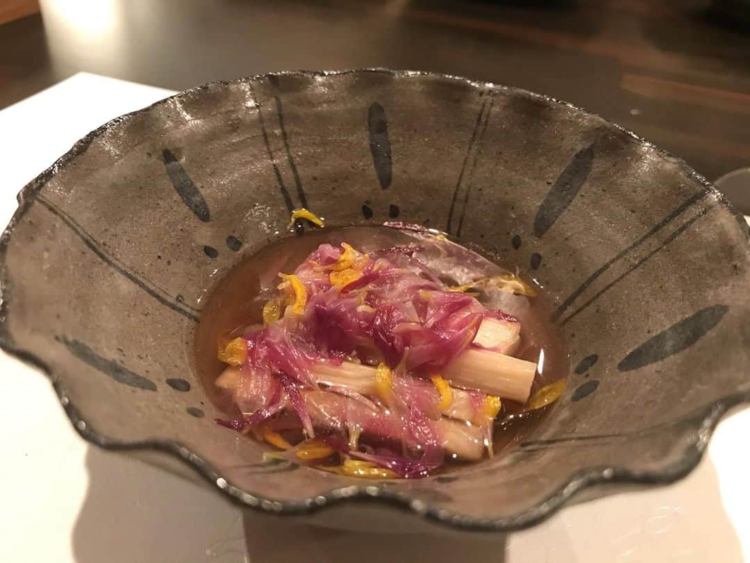 川原由維さんのインスタグラム写真 - (川原由維Instagram)「ゴルフからのお誕生日会は @嗣味さんで💕  皆さんではまってしまっている嗣味さん♡♡♡  お誕生日会はお伝えしていたら、日本式🇯🇵っぽい感じでと、大将がご準備くださった鯛のお焼き物🐟 そしてお祝いなのでお赤飯と一緒に🤎  毎回どれも絶品だけど、5枚目の写真はクエの煮凝り😍 感動🥺  6枚目の馬刺ときのこのご飯物は、馬刺の食感ときのこの歯応えが何とも言えない🥺酢飯でさっぱり。  8枚目の鰻のカツレツ💕 何これ〜‼️ 鰻のカツ❣️ 驚きの美味しさでした🥺  お誕生日会に華を添えてくださる、今宵も素晴らしいお料理の品々でした❤️  ごちそうさまでした❤️  #お誕生日会 #素敵な時間 #和食 #日本食 #お誕生日おめでとう #嗣味 #きのこ祭り #松茸 #大きすぎ」10月18日 14時46分 - yui5520