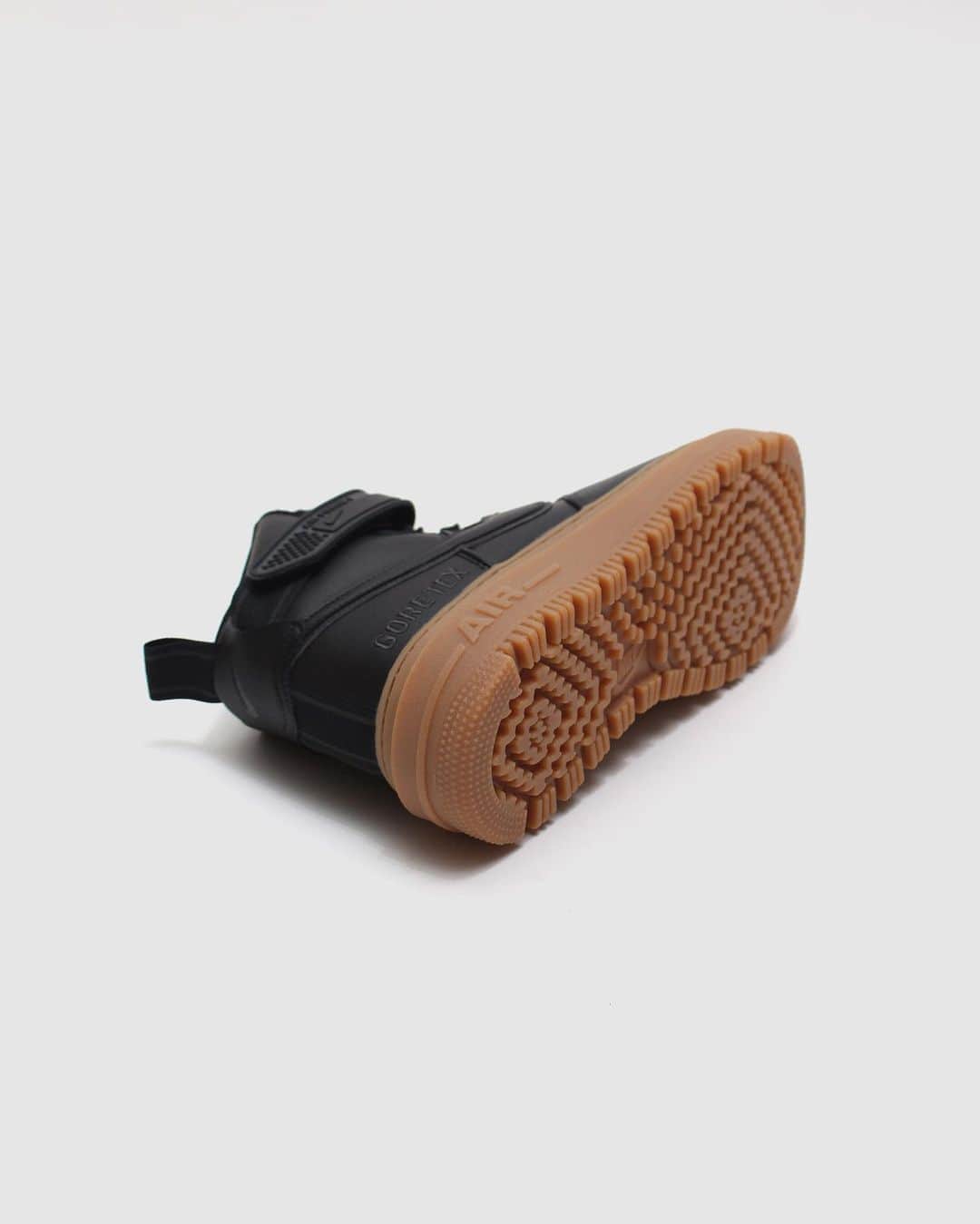 A+Sのインスタグラム：「2020. 10. 19 (mon) in store  ■NIKE AIR FORCE 1 GTX BOOT COLOR :FLAX, BLACK SIZE : 26.0cm - 29.0cm PRICE : ¥20,000 (+TAX)  栄光の輝きは、ナイキ エア フォースワン '07 GTX張りのあるオーバーレイ、大胆なアクセント、適度な光沢を備えたナイキ エア フォース 1 GTX ブーツは、冬に最適なオリジナルのバスケットボールスタイル。GORE-TEX素材の裏地、アウトソールの大きなラグ、取り外し可能なシリコン製アンクルストラップで、アイコニックなシューズの耐久性を強化。パッド入りのハイカットの履き口で、伝統的なバスケットボールシューズの快適性を継承している。  With taut overlays, bold accents, and moderate luster, the Nike Air Force 1 GTX boots are the perfect winter style basketball style. GORE-TEX material lining, large outsole lugs and removable silicone ankle straps add durability to your iconic shoe. The padded, high-cut cuffs carry on the comfort of traditional basketball shoes.  #a_and_s #NIKE #NIKEAIRFORCE1 #NIKEAIRFORCE1GTX #NIKEAIRFORCE1GTXBOOT #GORETEX」