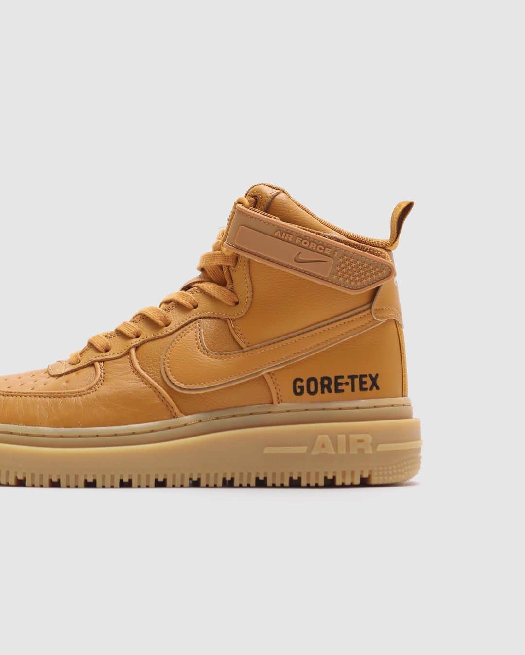 A+Sのインスタグラム：「2020. 10. 19 (mon) in store  ■NIKE AIR FORCE 1 GTX BOOT COLOR :FLAX, BLACK SIZE : 26.0cm - 29.0cm PRICE : ¥20,000 (+TAX)  栄光の輝きは、ナイキ エア フォースワン '07 GTX張りのあるオーバーレイ、大胆なアクセント、適度な光沢を備えたナイキ エア フォース 1 GTX ブーツは、冬に最適なオリジナルのバスケットボールスタイル。GORE-TEX素材の裏地、アウトソールの大きなラグ、取り外し可能なシリコン製アンクルストラップで、アイコニックなシューズの耐久性を強化。パッド入りのハイカットの履き口で、伝統的なバスケットボールシューズの快適性を継承している。  With taut overlays, bold accents, and moderate luster, the Nike Air Force 1 GTX boots are the perfect winter style basketball style. GORE-TEX material lining, large outsole lugs and removable silicone ankle straps add durability to your iconic shoe. The padded, high-cut cuffs carry on the comfort of traditional basketball shoes.  #a_and_s #NIKE #NIKEAIRFORCE1 #NIKEAIRFORCE1GTX #NIKEAIRFORCE1GTXBOOT #GORETEX」