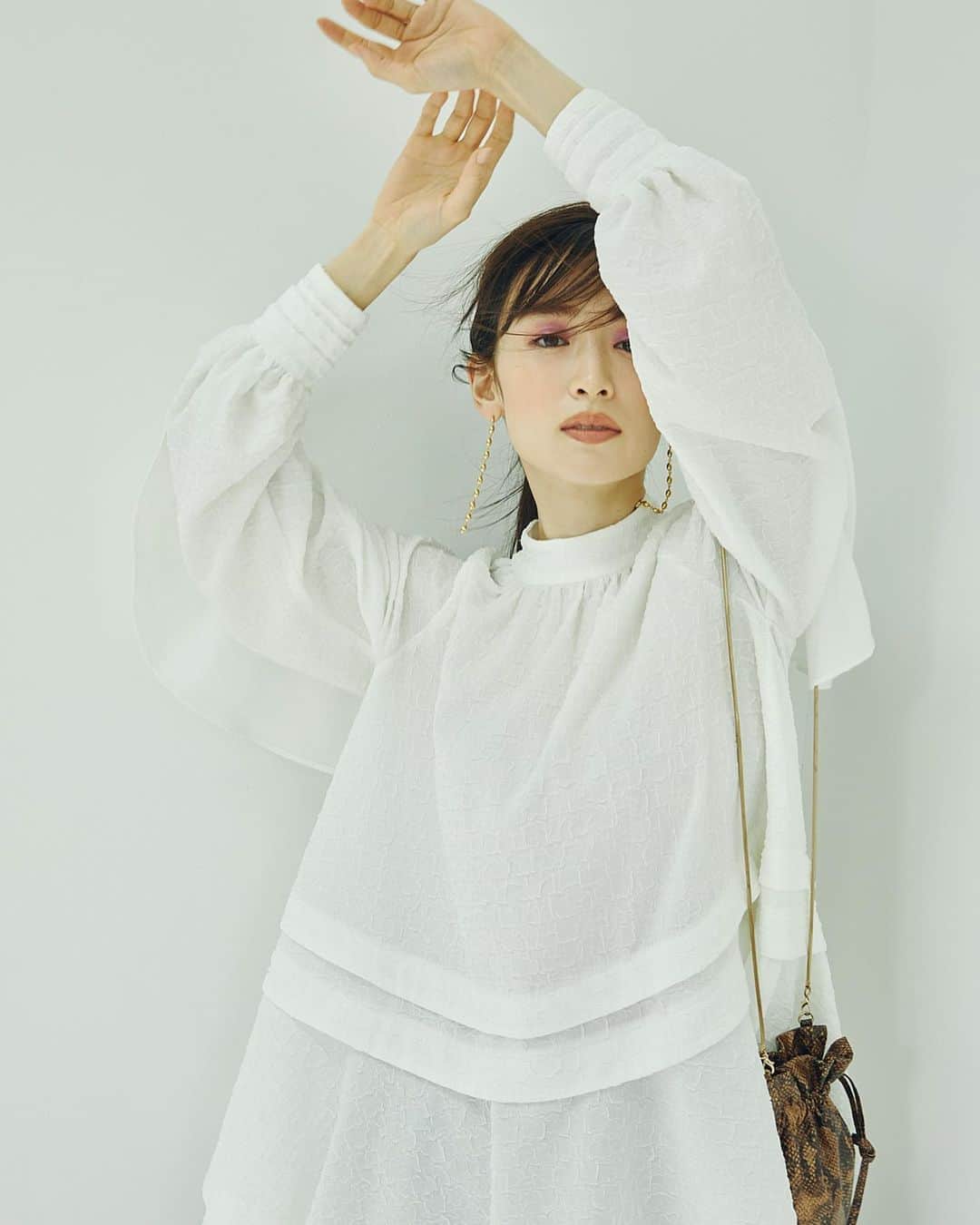 のインスタグラム：「泉里香が着こなすSNIDELの冬コレクション。  心地良いレディーな時間。日常に溶け込むSNIDELオリジナルの想いを込めたピースたち。是非ご覧ください。  #usagionline #SNIDEL #tops  #blouse #スナイデル #ウサギオンライン #ブラウス #ブラウスコーデ #泉里香」