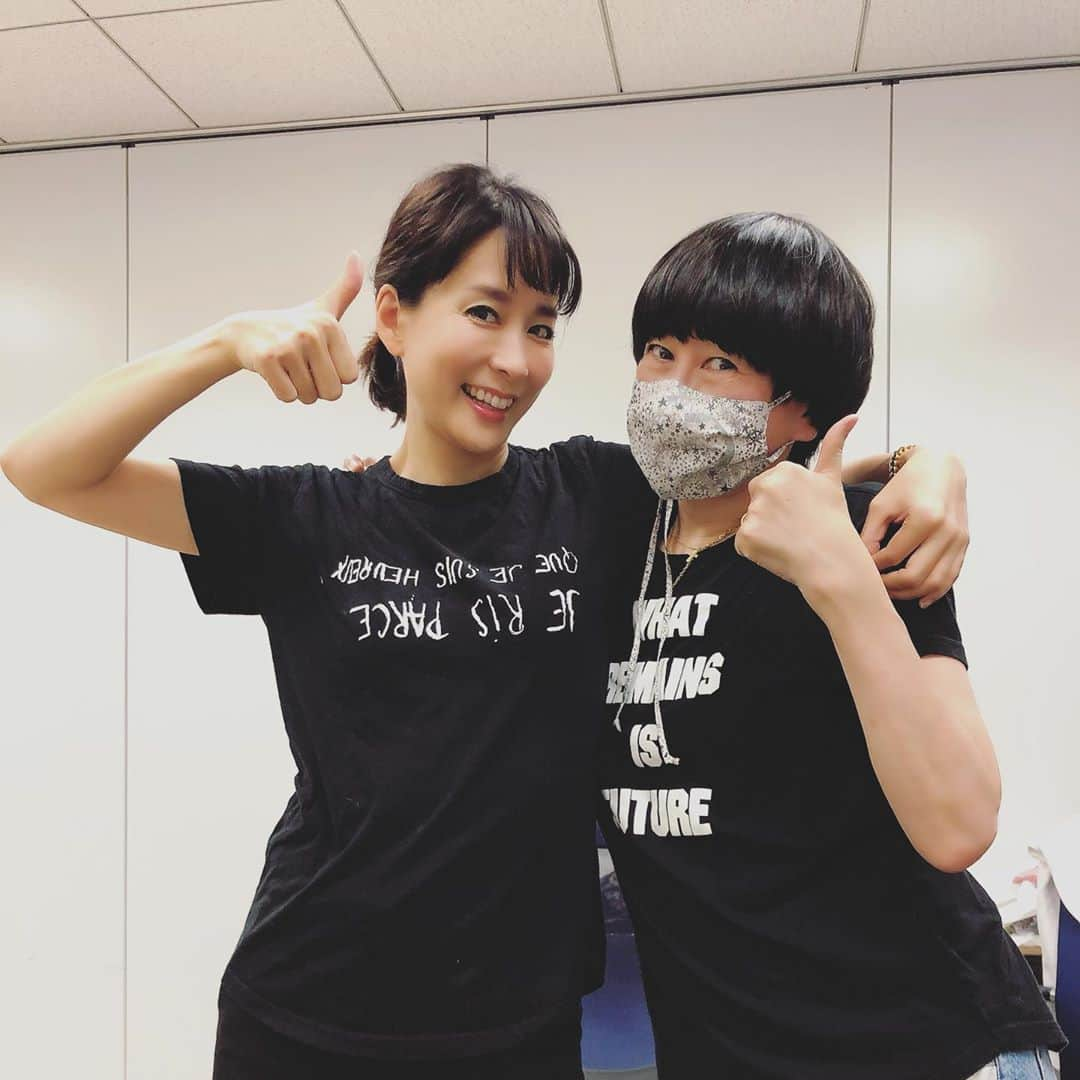 内田恭子さんのインスタグラム写真 - (内田恭子Instagram)「さ、今日も朝から元気に収録！昨日は9時に寝たから笑、元気元気。大好きなスタイリストひめと。black Tshirtで。  #今日も賑やかな現場　#控え室の声が大きすぎて注意される　#内田恭子 #kyokouchida」10月18日 14時56分 - kyoko.uchida.official