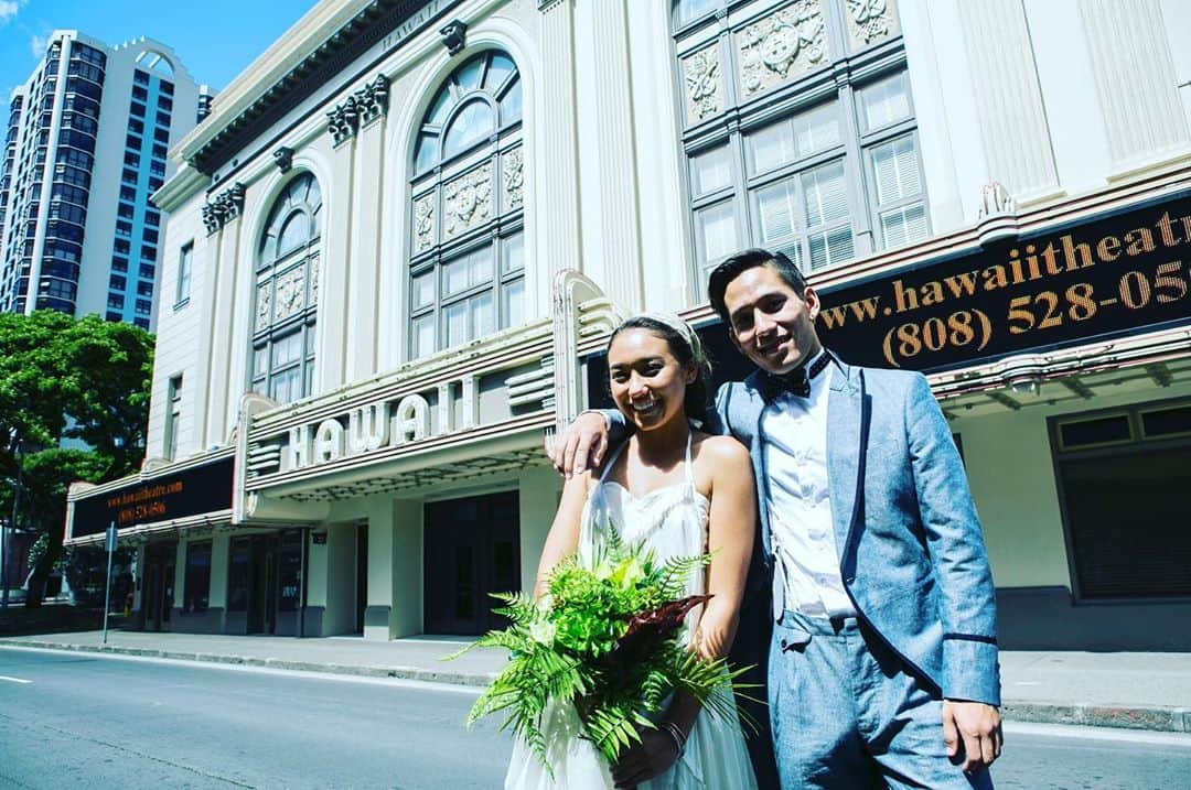 oversea_weddingのインスタグラム：「その旅に 恋をする 写真にこだわるリゾートウェディング ・ Hawaii theatre ・ 国内だから時差もなくリーズナブルに、南海の楽園で「宮古ブルー」に輝く空と海に包まれるphotogenicなlover's weddingを。 ・ まずはお問合せを。 #リゾートウェディング #前撮り #ウェディングフォト #後撮り #星空撮影 #ウェディングドレス #hawaiiwedding #花嫁ヘア #フォトウェディング #卒花 #プレ花嫁 #卒花嫁 #日本中のプレ花嫁さんと繋がりたい #沖縄挙式 ウェディング #沖縄ウェディング #写真好き #宮古島 #ビーチフォト #dancingbear #onelove #海外ウェディング #宮古島旅行 #ウェディングブーケ #リゾ婚 #与那覇前浜ビーチ #お色直し #入籍 #宮古ブルー #モバイルウェディング #さとうきび畑の一本道」