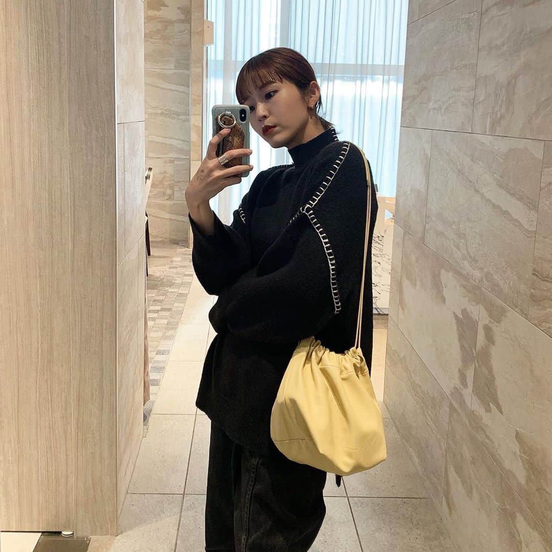 のインスタグラム：「_ トレンドのステッチデザインのニットを着た日♡ 少しデザインのあるニット、この冬の気分だなあ。 @classicalelf_official リーズナブルでとってもおすすめ。 肌触りも柔らかくて沢山着る予定😻 ニットセーターの季節になってきましたね〜🤍 . #クラシカルエルフ #classicalelf #エルフコーデ #ニット #モックネック #クルーネック #ハイネックニット#秋コーデ#今日の服#今日のコーデ#pr #puu_fashion #ootd」