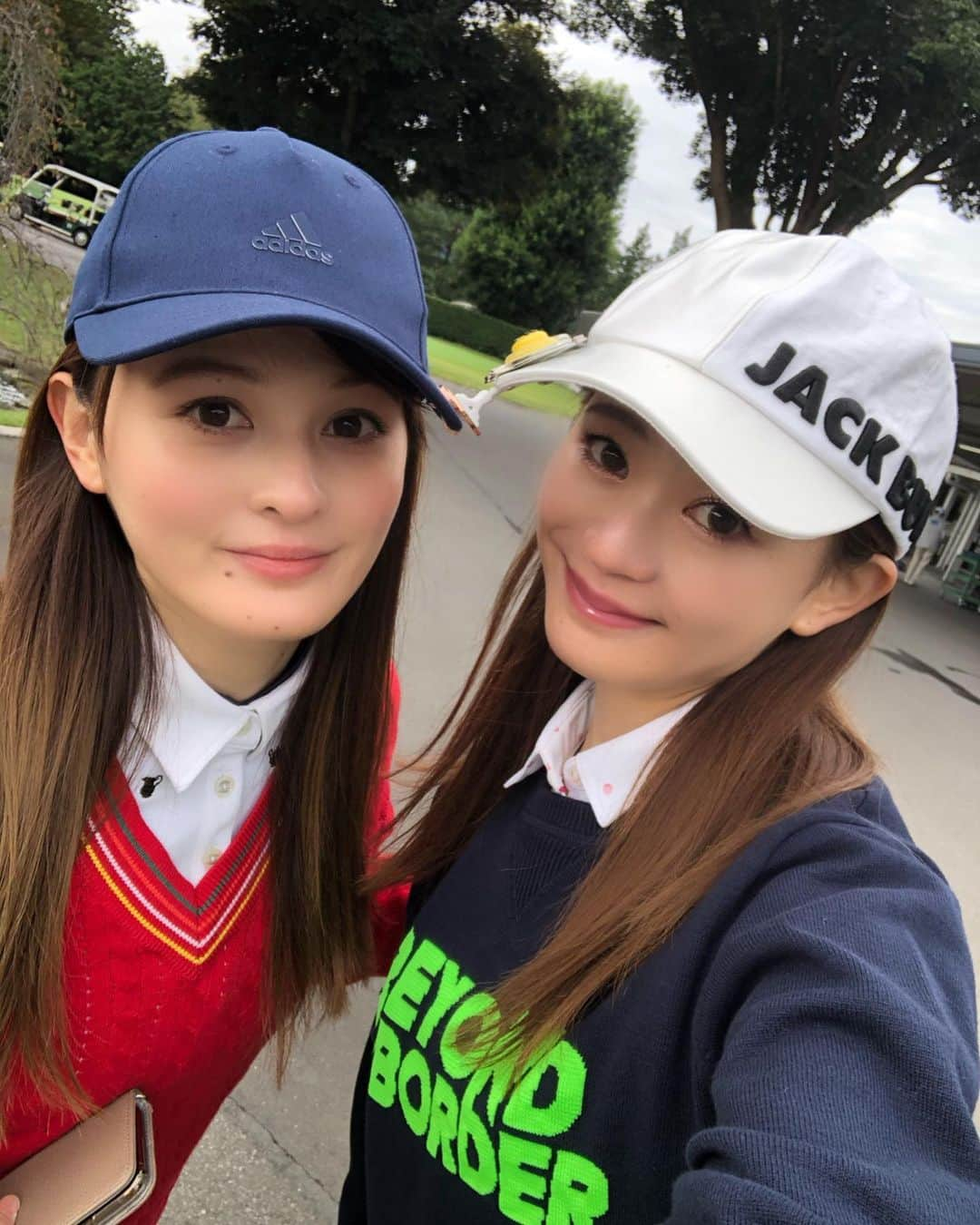 梶本成美のインスタグラム：「来月も　@okuyama_kaori さんとゴルフ⛳️行く予定😁✌️  練習しておかなきゃ😁  . .  大昔にゴルフやったことないのに、週刊ゴルフダイジェストに出たことあったな🤣 私もゴルフをやる時が来るとは🤣  #ゴルフ　#ゴルフ女子　#ゴルフコーデ　#ゴルフウェア」