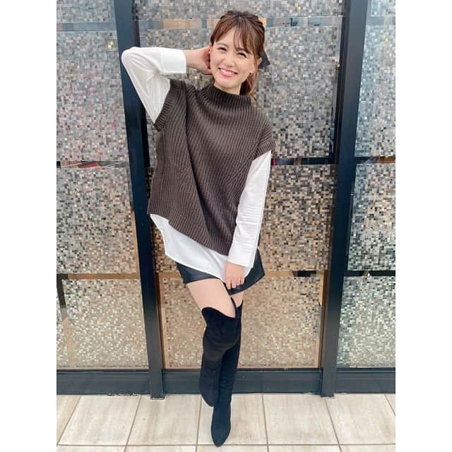 三島ゆかりさんのインスタグラム写真 - (三島ゆかりInstagram)「もうちょい下からの角度で撮ってもらわないと足が長く見えないな🦵📷🍎 このトップスとショートパンツは最近購入したもので、ニーハイブーツはファンの方に昨年かな？一昨年かな？に頂いたものです👢✨ この日の服装褒めてもらえたから嬉しくってまた載せちゃいました💖😆✌️ #ニットベスト #レザーパンツ #ショートパンツ #ニーハイブーツ #美脚 #ポニーテール #秋服コーデ #カメラアングル #もうちょっと下だった #女性に褒められると嬉しい #ありがとうございます #私服 #来店 #三島ゆかり #ゆかりんご #instagood #instafashion #instalike #instapic #follow」10月18日 15時12分 - apple340