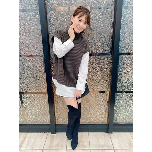 三島ゆかりさんのインスタグラム写真 - (三島ゆかりInstagram)「もうちょい下からの角度で撮ってもらわないと足が長く見えないな🦵📷🍎 このトップスとショートパンツは最近購入したもので、ニーハイブーツはファンの方に昨年かな？一昨年かな？に頂いたものです👢✨ この日の服装褒めてもらえたから嬉しくってまた載せちゃいました💖😆✌️ #ニットベスト #レザーパンツ #ショートパンツ #ニーハイブーツ #美脚 #ポニーテール #秋服コーデ #カメラアングル #もうちょっと下だった #女性に褒められると嬉しい #ありがとうございます #私服 #来店 #三島ゆかり #ゆかりんご #instagood #instafashion #instalike #instapic #follow」10月18日 15時12分 - apple340