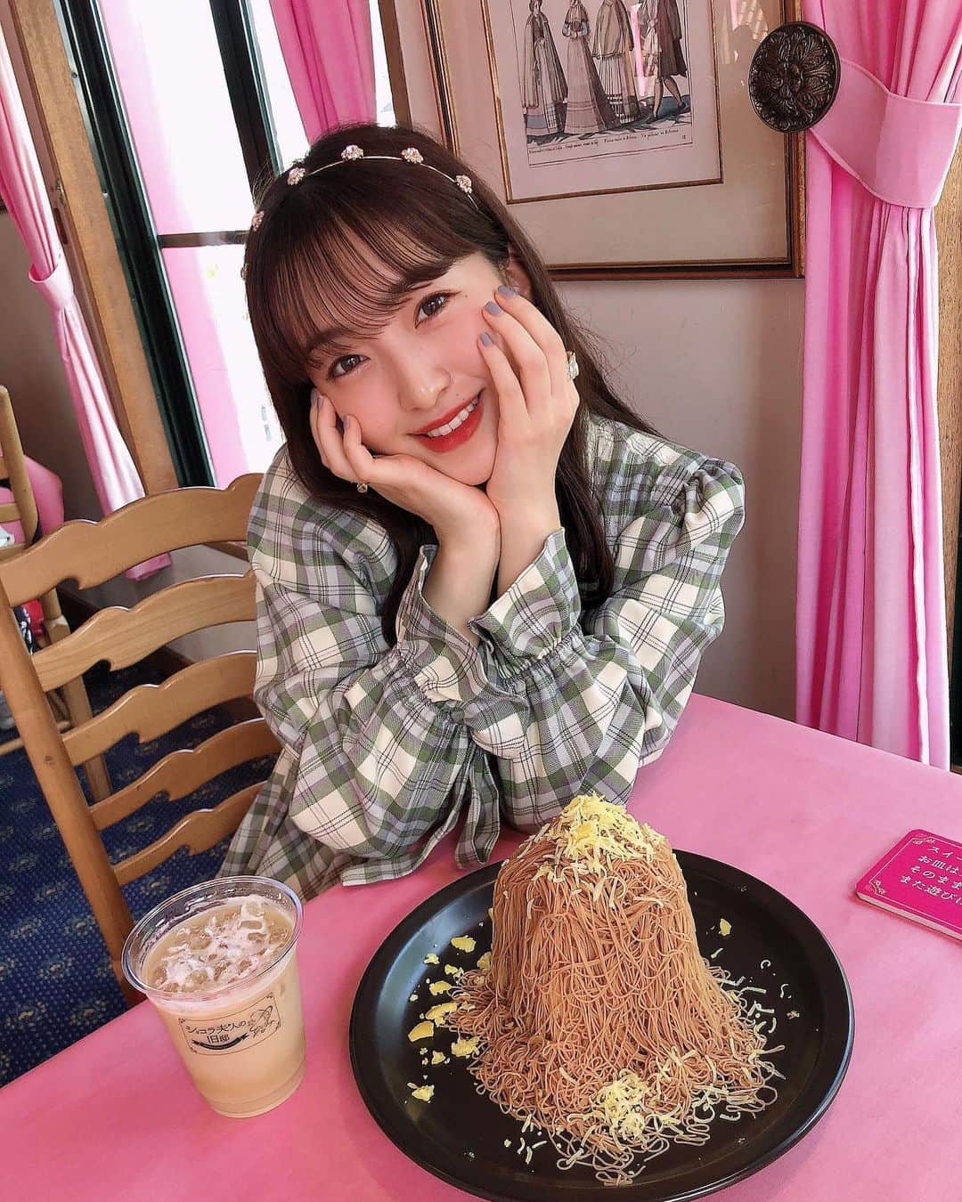 のインスタグラム：「念願の生しぼりモンブラン🌰❤︎  ハウステンボス内の「ショコラ夫人の旧邸」にあるグランドモンブラン🤤 最後に載せてる動画見て欲しいんだけど、注文したらこんな風に絞ってくれるんです！  今まで食べた中で1番美味しかった！ 絶対ここに行くって決めてたんだ〜♡ むしろこれ食べたいからハウステンボス行こうって決めたくらい😂  ずっと食べてみたかったので幸せでした❤︎ ちなみに2人で分けました！1人じゃ大きすぎる笑  #モンブラン #生しぼりモンブラン #生搾りモンブラン #montblanc #ハウステンボス #huistenbosch #ショコラ夫人の旧邸」