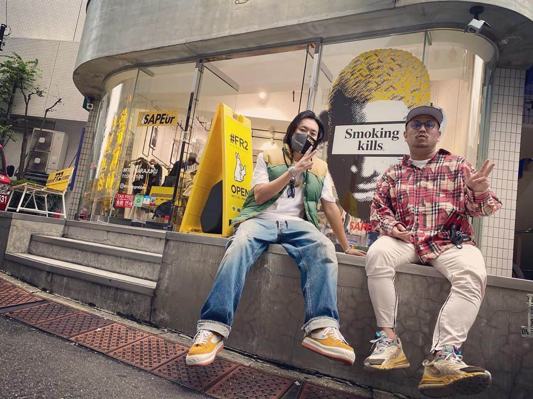 ジョー のインスタグラム：「SAPEurのPOP UPへ @sapeur_official  コラボアイテムカッケー♪ SAPEurのBOSSノブさんと！ ノブさんありがとうございました♪ @nobunaga__kicks  #ノブさん安定のシャレオツ」
