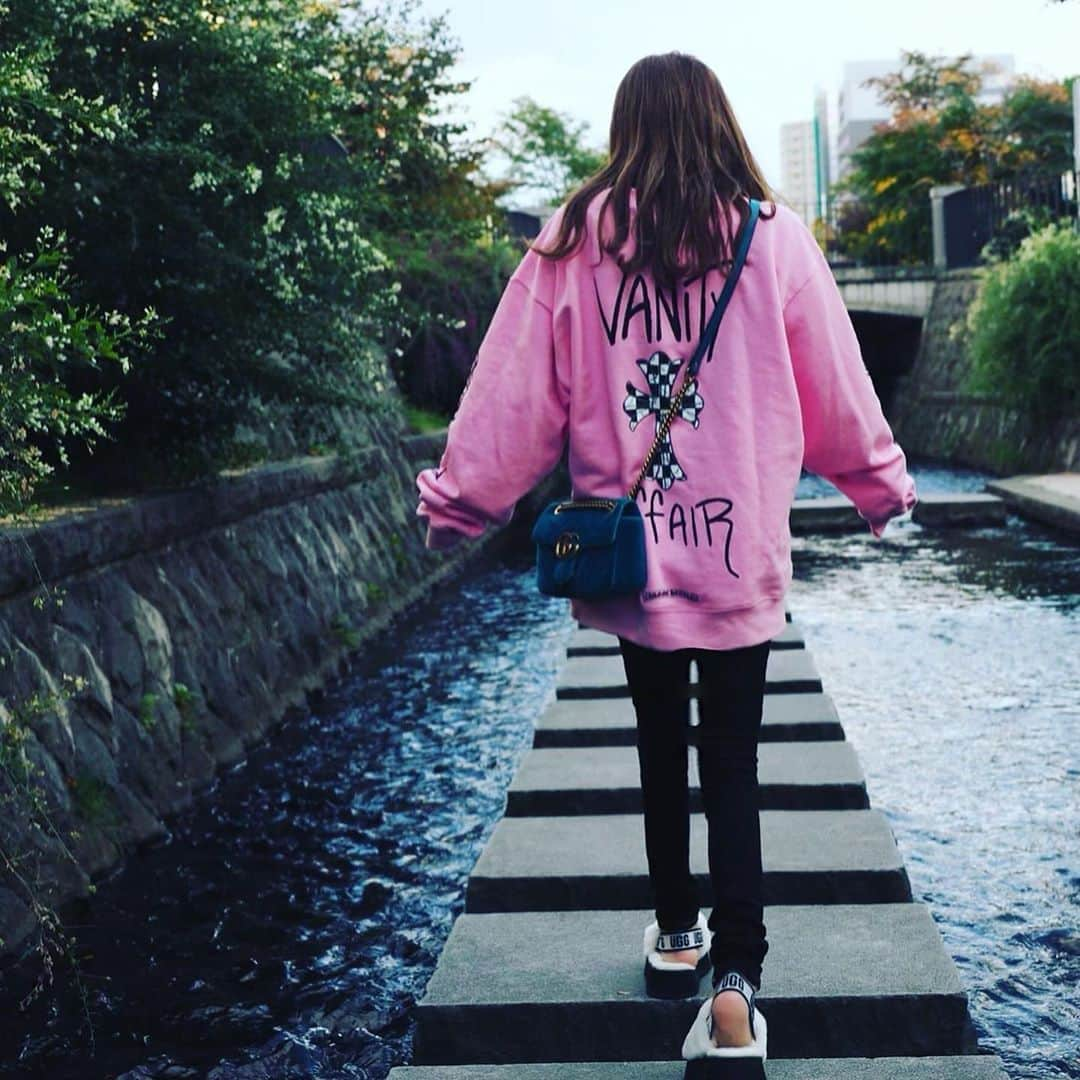 北山美奈さんのインスタグラム写真 - (北山美奈Instagram)「日中の散歩🚶‍♀️は気持ちいい🐥 北海道の秋は1カ月位で終わる  さっきの投稿、調子こいたコメ消そうとしたら寝ぼけて投稿消してしまった。消えちゃった人ごめんなさい  #創生川イースト #創生川 #札幌#散歩#ポートレート #ポケモンgo #昼下がり #日中散歩#寒い #chromehearts#マッティボーイ #クロムハーツ #ugg #gucci」10月18日 15時16分 - rin_minakitayama