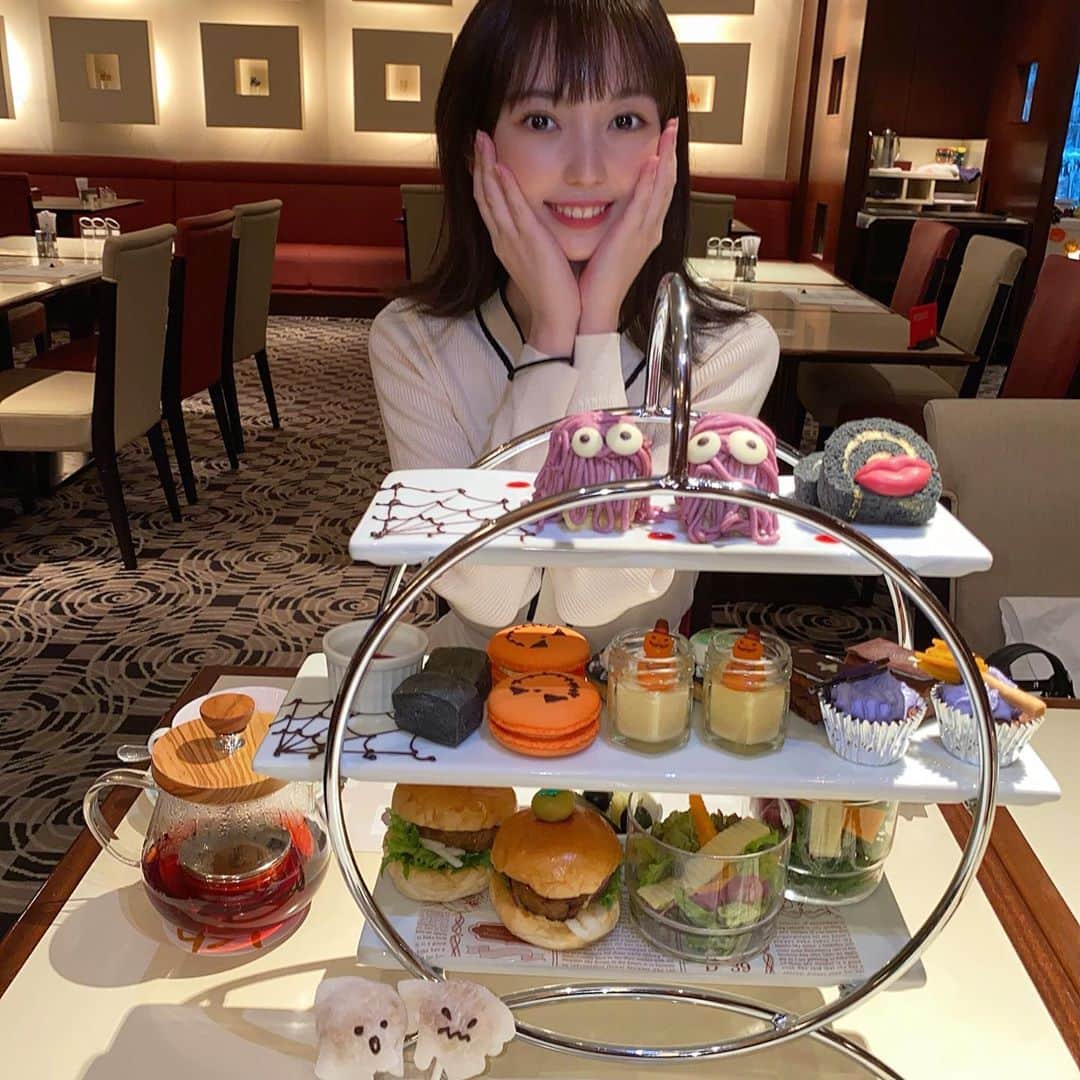 漆畑瑠菜のインスタグラム：「初めてのアフタヌーンティー🎃🍭  #アフタヌーンティー#ハロウィン #ハロウィンアフタヌーンティー #スウィーツ#美味#カフェ #東京#九段下#ホテルグランドパレス」
