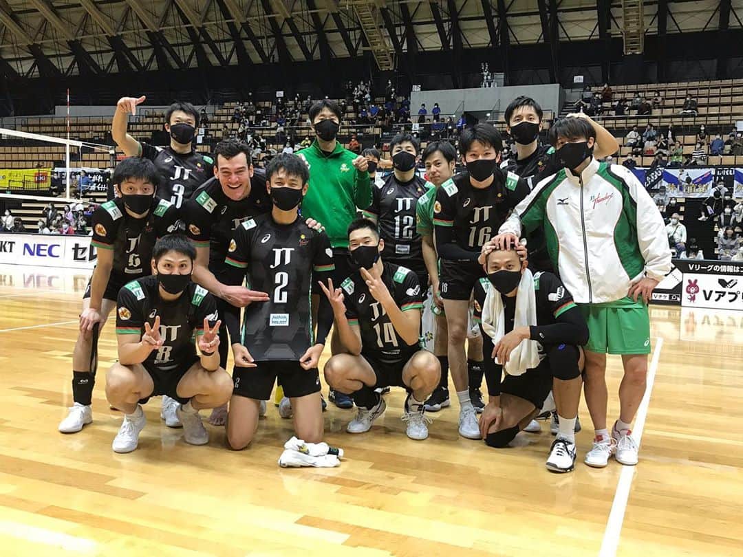 のインスタグラム：「… vs 大分三好 3-0 WIN !!! 今日のハイライトは熊倉君が マスクしたまま試合に出ようとしたところです🙃  #1018 #2勝目 #JTサンダーズ広島 #シブがき隊 #Vリーグはバレーだよ」
