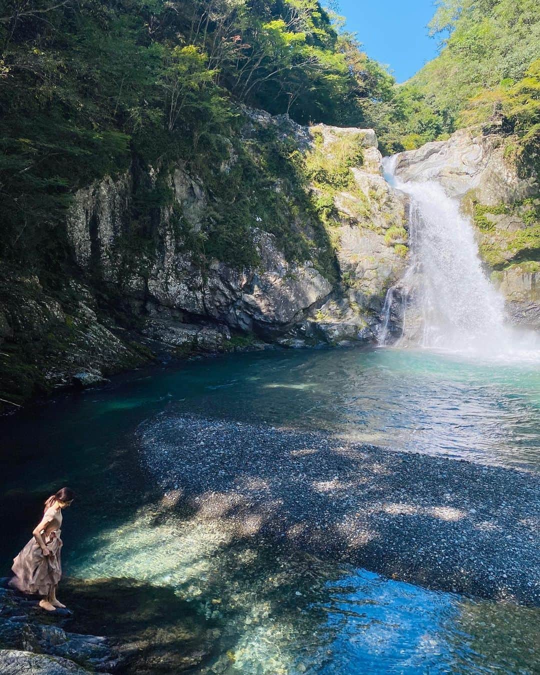松井絵里奈さんのインスタグラム写真 - (松井絵里奈Instagram)「奈良県十津川村 清納の滝(せのうのたき)  お父さんが生まれた十津川村は、 小さい頃から私にとっても特別な場所。  夢を叶えると誓ったのも 1人で大自然の中で この山や川や空に お話ししてた。  十津川村は 美しい自然を見て、 「美しい」と、素直に感じる心を 与えてくれました。  水も、空気も、土地も、人も。  幼き心にたくさんいい刺激を与えてくれました。  だから、訪れるたびに 感謝と幸せが溢れてくる。  #清納の滝 #奈良県十津川村 #十津川村 #行くまでにすごく時間がかかる #ジブリのような世界 #大好きな場所 #松井絵里奈」10月18日 15時32分 - erina74xx