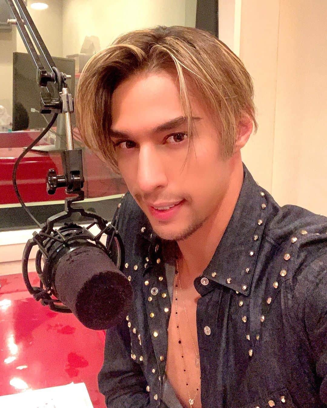當間ローズのインスタグラム：「今日はラジオの日だよ！  来週の日曜日 16:00～16:38 bayfm　大黒摩季 さんの「Your Playlist」 にゲスト出演します🌹😊  番組ホームページ：https://www.bayfm.co.jp/program/0096/  そして、その後は、 僕のレギュラー番組 愛知県豊橋FM ヤシの実　 毎週日曜日の17時〜 當間ローズの「I am Latino」があるよ！🙌 聞いてね！&メッセージもしてね^ ^ 今週は生放送じゃないけど、来週は生放送だからその時に紹介させて頂きます🌹   #バチェロレッテ　 #當間ローズ  #愛と筋肉のハイブリット #ラテンの貴公子  #toumarose  #ShapeOfLove  #ラテン  #ハーフ  #モデル #toumarose #singer #Artist #Model #Tokyo  #Brazilian #brasil  #italian #fashion #fitness #muscle #body #workout #sexy」