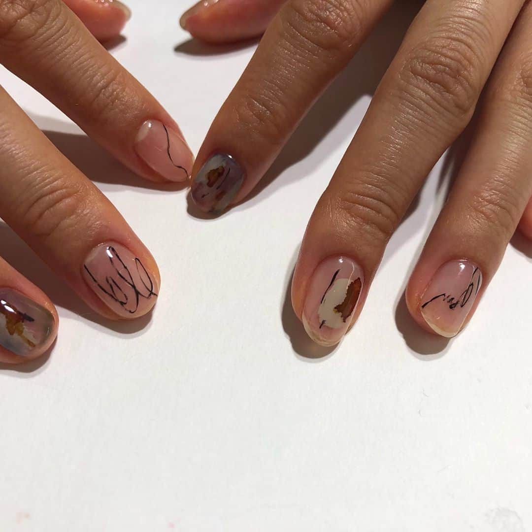 関根祥子のインスタグラム：「〰️🍂➿🍕  #mojonail #nails」