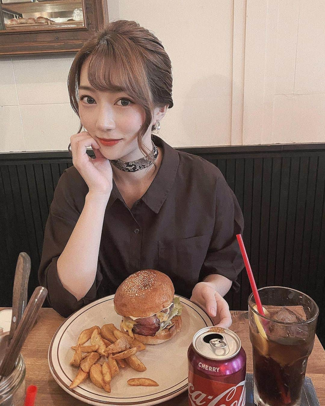 高辻千夏さんのインスタグラム写真 - (高辻千夏Instagram)「🍔﻿🍒 ﻿ ﻿ 久しぶりにハンバーガー食べたら、バーガーブーム来ちゃった…🤭！﻿  ハンバーガーのお供はチェリーコーク🍒  ﻿ 分厚めで香ばしいバンズと﻿ 肉々しいパティ のお店が好きです❤︎﻿ ﻿ ﻿ ボリュームある感じのハンバーガー！﻿ ﻿ アボカドとかチーズたっぷり入ってたら尚良し！﻿ ﻿ ﻿ 顎外れかけても食べたい！🤣❤笑﻿ ﻿ ﻿ ﻿ ハンバーガー巡りでもしようかな〜〜(太るけど)﻿ ﻿ って思ってるから､､､  ﻿ 美味しいハンバーガー屋さん見つけたら教えてね💋﻿ ﻿ ﻿ ﻿ ﻿ #ハンバーガー #ハンバーガー巡り #ハンバーガー部 #ハンバーガー好きな人と繋がりたい #ハンバーガー女子 #カフェ巡り #グルメ女子 #グルメスタグラム #グルメ部 #大阪グルメ #心斎橋グルメ #心斎橋ランチ #カフェスタグラム #카페스타그램 #카페 #햄버거 #먹스타그램 #먹방 #일본 #데일리룩 #얼스타그램 #좋아요반사 #hamburger #japan_of_insta」10月18日 21時08分 - chinatsujk