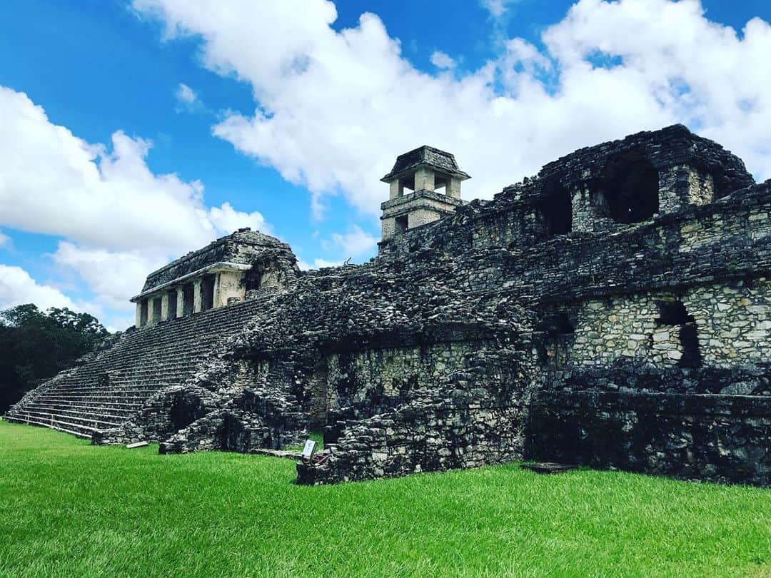 トームさんのインスタグラム写真 - (トームInstagram)「Palenque (Spanish pronunciation: [pa'leŋke]; Yucatec Maya: Bàakʼ [ɓaːkʼ]), also anciently known as Lakamha (literally: "Big Water"), was a Maya city state in southern Mexico that flourished in the 7th century. The Palenque ruins date from ca. 226 BC to ca. 799 AD. After its decline, it was overgrown by the jungle of cedar, mahogany, and sapodilla trees, but has since been excavated and restored. It is located near the Usumacinta River in the Mexican state of Chiapas. .  #Palenque is a medium-sized site, smaller than #Tikal, #ChichenItza, or #Copán, but it contains some of the finest architecture, sculpture, roof comb and bas-relief carvings that the Mayas produced. Much of the history of Palenque has been reconstructed from reading the hieroglyphic inscriptions on the many monuments; historians now have a long sequence of the ruling dynasty of Palenque in the 5th century and extensive knowledge of the city-state's rivalry with other states such as #Calakmul and #Toniná. The most famous ruler of Palenque was K'inich Janaab Pakal, or Pacal the Great, whose tomb has been found and excavated in the Temple of the Inscriptions.  By 2005, the discovered area covered up to 2.5 km2 (1 sq mi), but it is estimated that less than 10% of the total area of the city is explored, leaving more than a thousand structures still covered by jungle.」10月18日 21時08分 - tomenyc
