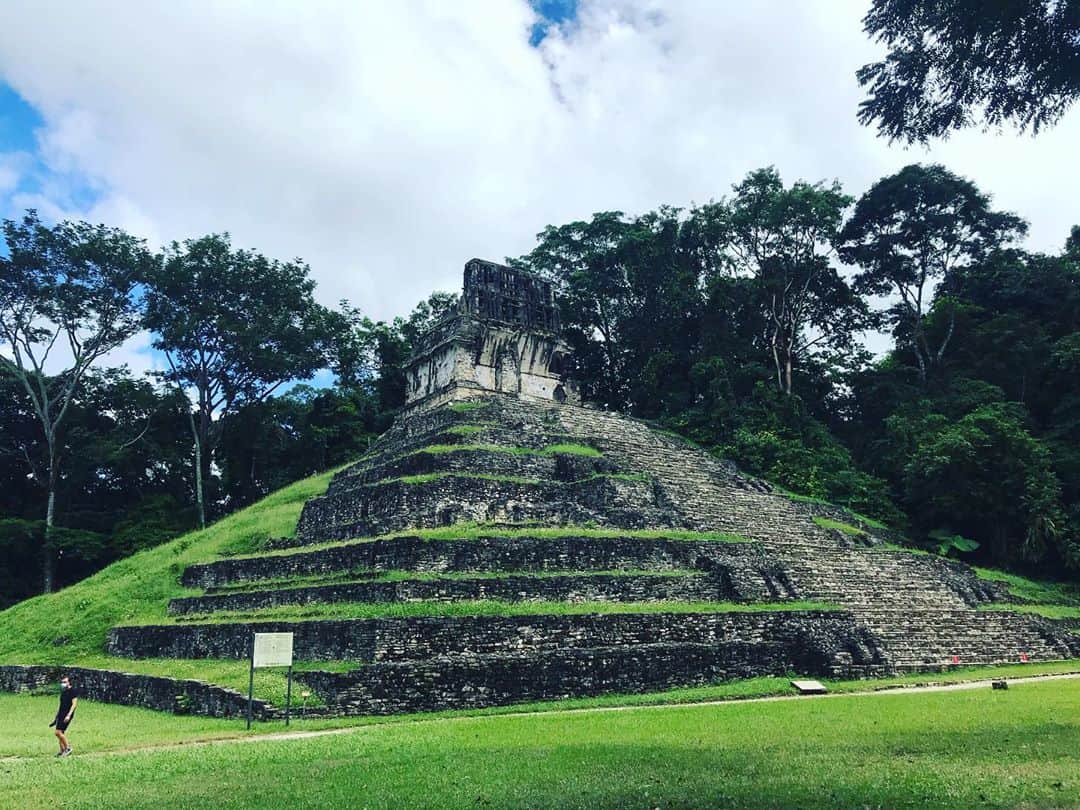 トームさんのインスタグラム写真 - (トームInstagram)「Palenque (Spanish pronunciation: [pa'leŋke]; Yucatec Maya: Bàakʼ [ɓaːkʼ]), also anciently known as Lakamha (literally: "Big Water"), was a Maya city state in southern Mexico that flourished in the 7th century. The Palenque ruins date from ca. 226 BC to ca. 799 AD. After its decline, it was overgrown by the jungle of cedar, mahogany, and sapodilla trees, but has since been excavated and restored. It is located near the Usumacinta River in the Mexican state of Chiapas. .  #Palenque is a medium-sized site, smaller than #Tikal, #ChichenItza, or #Copán, but it contains some of the finest architecture, sculpture, roof comb and bas-relief carvings that the Mayas produced. Much of the history of Palenque has been reconstructed from reading the hieroglyphic inscriptions on the many monuments; historians now have a long sequence of the ruling dynasty of Palenque in the 5th century and extensive knowledge of the city-state's rivalry with other states such as #Calakmul and #Toniná. The most famous ruler of Palenque was K'inich Janaab Pakal, or Pacal the Great, whose tomb has been found and excavated in the Temple of the Inscriptions.  By 2005, the discovered area covered up to 2.5 km2 (1 sq mi), but it is estimated that less than 10% of the total area of the city is explored, leaving more than a thousand structures still covered by jungle.」10月18日 21時08分 - tomenyc