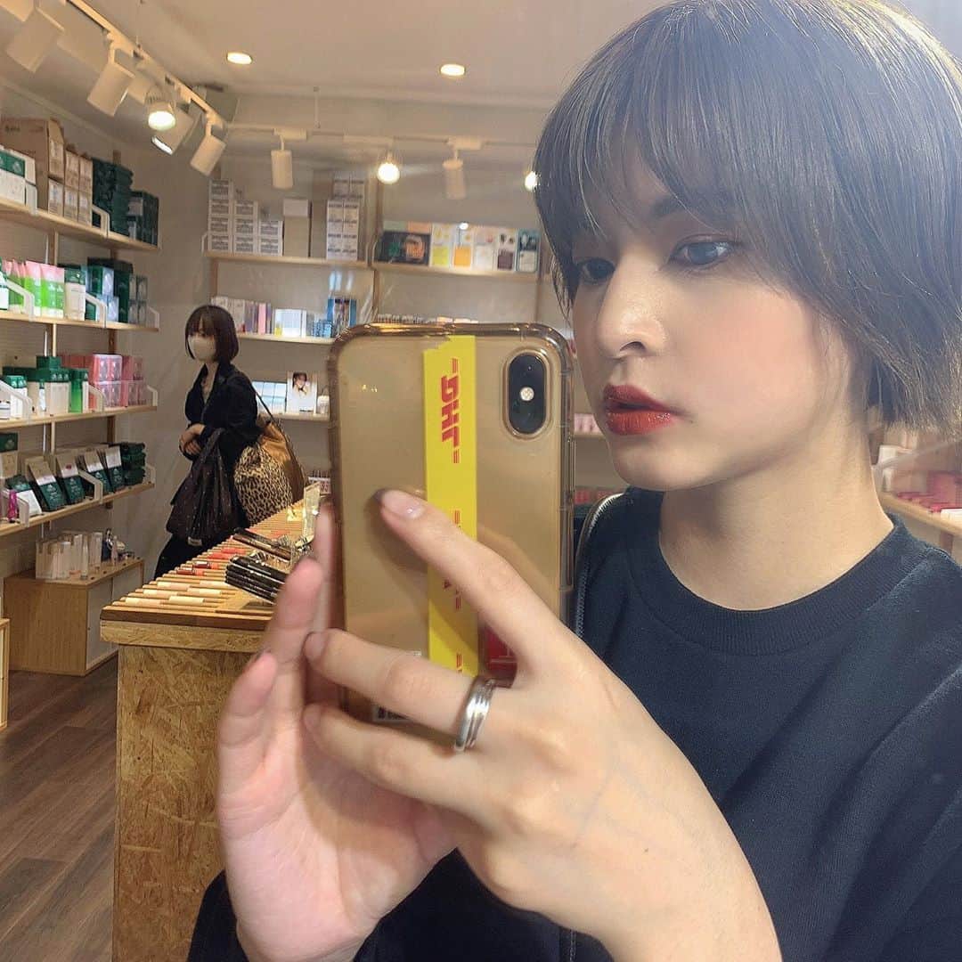えなちぃのインスタグラム：「お買い物中のかほちゃん👯‍♀️ 2人して基礎化粧品 爆買いしてしまった😅 使うの楽しみ❤️❤️❤️」