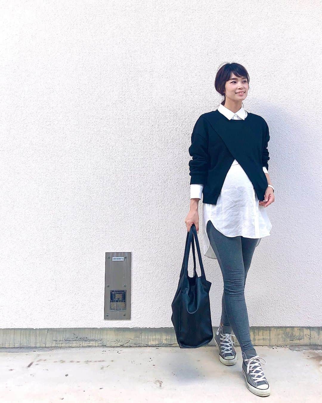 三佐和あやのインスタグラム：「こんばんは🌙今日は 姉がお古の産着を持ってきてくれるから 久々にあえるよ✨ コロナで、ずっと会えなかったから、家族間でも会うのを控えてたりして…すぐ近くに住んでるのに 妊娠中 会うのがこれでたったの 2回目w すんごい久しぶりになります😅 ﻿ #code﻿ Pullover ... @s_mystyle  Shirt ... @zara  tights ... @inujirushi.official  @inujirushi.shop  Bag ... @gu_for_all_  shoes ... @converse_jp  ﻿ ﻿ +*————————*+﻿ #pr #秋コーデ #きょこ #いつコ #シンプルコーデ #大人カジュアル #ママコーデ #ママリ #ママファッション #マタママ #ファッション #お洒落 #バッグ #gu_for_all #zarawoman #fashion #ootd #大人女子 #アラサー #アラフォー #大人可愛い #ママ #マタママ #ぷんにー #マタニティ#3児ママ #関西ママ #ママコーデ #アラサーママ #30代コーデ」