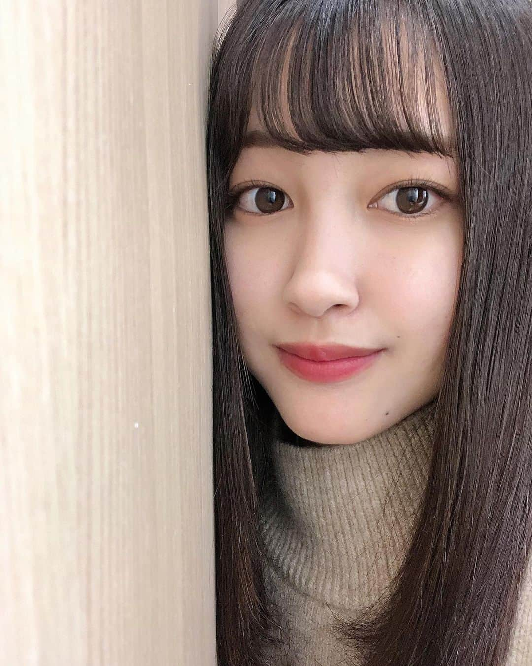 稲川美紅のインスタグラム：「﻿ ﻿ 最近は寒い日が続いていますね🍂﻿ ﻿風邪をひかないように😷 壁にくっつきたい時期にもなってきました(^^)﻿ ﻿ ﻿」