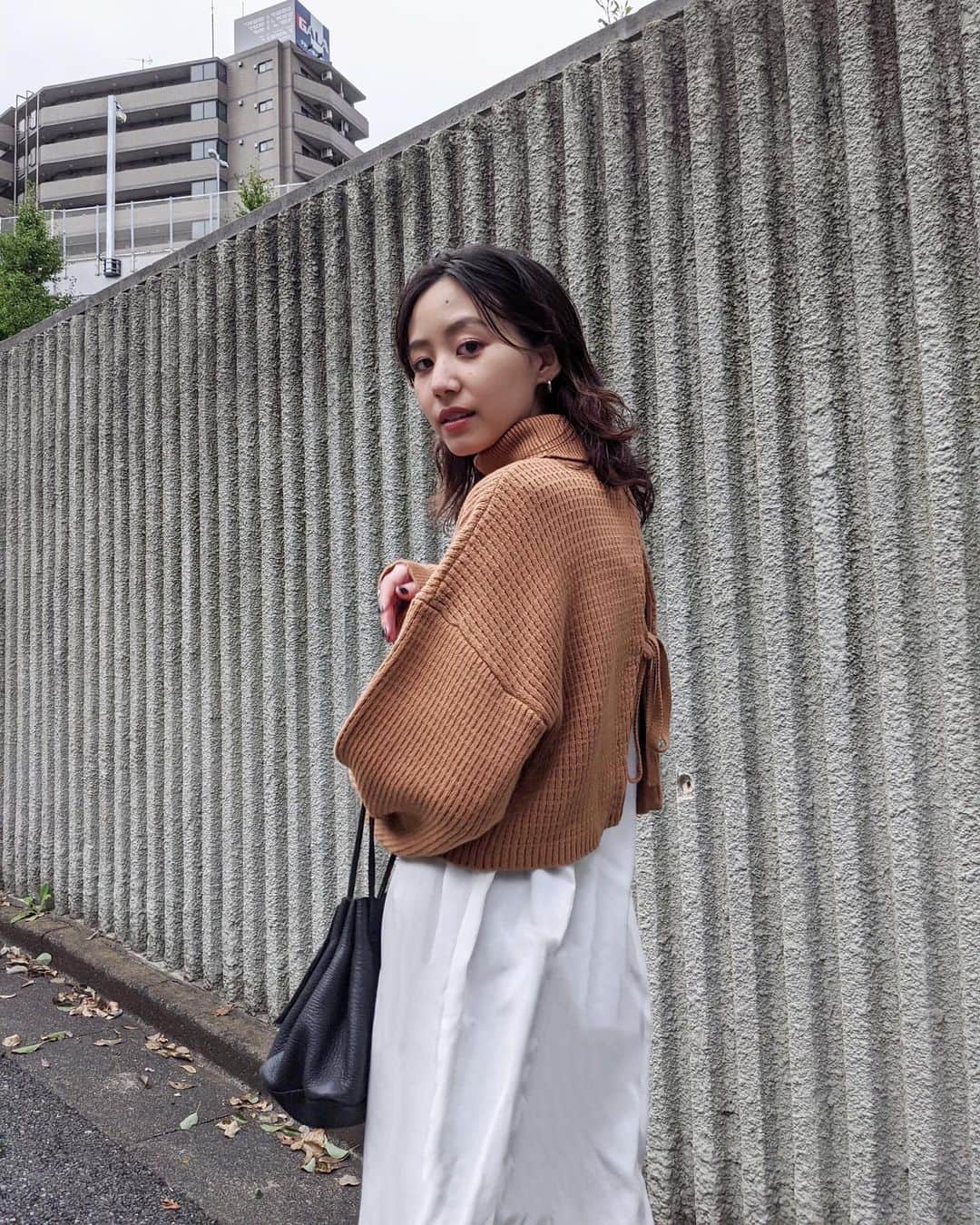 Shiho Sasakiのインスタグラム：「バックシルエットがとっても可愛いKnit🧶 ショート丈だからロングシャツとレイヤードして着るのがおすすめだよ✌️ ちなみにボトムスは今日もRebirth FLARE履いてました👖 ブラックデニムは秋冬も重宝しそう💭 #MOUSSY#MOUSSYSNAP#MOUSSYJEANS」