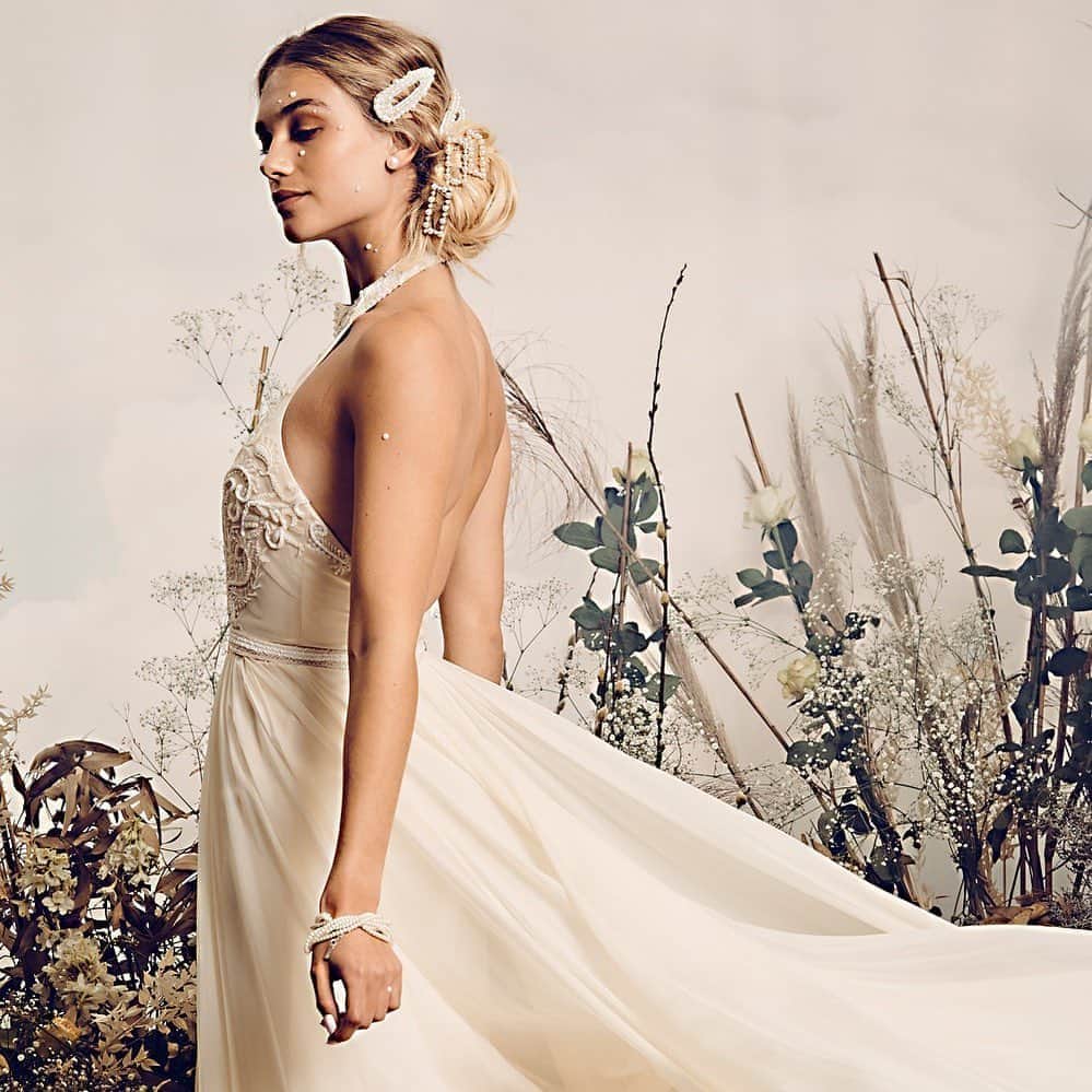のインスタグラム：「An endless flowing silk chiffon skirt combined with demure high-neck and sensual open back ....need we say more? Dance the night away in the stunning Carli gown.🥰  Come celebrate our 15 years of business with us by giving back! 🎂ALL proceeds from this magical collection will be going to the incredible charity @theunlimited_child!!  Buy now by clicking on the link in our bio 😘  Sign up for our newsletter for more info about @unlimited_child or our vintage collection.  #weddingdress #weddingdressinspiration #weddinggown #weddinggowndesigner #bridalcouture #CDbride #cdloves #catherinedeanebride #catherinedeane #celebration #vintage #childrenscharity #charity #fundraiser #sustainablefashion #sustainability  CREDITS: Model: Danika Pienaar @danikapienaar from @bossmodelsa @freedommodelsla Photographer: Michael Oliver Love @michaeloliverlove from @herocreativemanagement Set Stylist: Gabi Lee Goetze @glgoetze Hair and Makeup: Alet Viljoen @aletviljoenhairandmakeup from @supernovacm BTS videographer and finish artist: Jean-Pierre Gouws @blnkfoto Creative director, stylist and production: Angelique Jansen van Rensburg @angelique_themermaid」