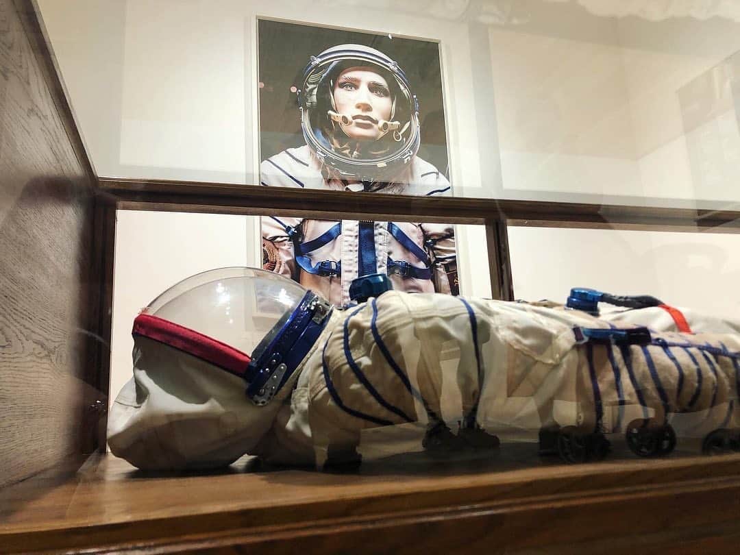 相沢梨紗さんのインスタグラム写真 - (相沢梨紗Instagram)「高松聡さんの写真展「FAILURE」にお伺いした時の写真。 . 久しぶりに嘘カメのチャムちゃんに @uscm_cham 会えた日！一緒におじゃましました〜。 . 夢を持ち懸命に努力をし、宇宙飛行士としての訓練課程を終えたにもかかわらず . 宇宙飛行士ではない。とは。 . 絶望とはこう言う時には使ってもよいのかもしれない。という感想がまず浮かんだけど、 . だれかの心を誰かが100%わかる事はできないので、なんとも。 . 世の中にはどうしようもないことが少なからず有り、 似たような悔しさは少しだけわかる気がして涙が滲んだ。 . . 「後から夢がついてきたように感じ」というチャムちゃんに、自分もしっくりきた。 . . 作者・高松さんのストーリーを知り、高松さんの視線を貸してもらう事で、 . 美しい星空も悠然と佇むロケットの姿も、これまで感じていた印象とは違って見える。そんな体験をした展示でした。 . . 自分の中に生まれたマイナスの気持ちをどのように昇華するのかって、すごく人間性が出る。 . 素直に吐き出す人、それを武器に変える人、生きるエネルギーにする人、咀嚼や追及をして何かに創り変える人とか。 . 自分はどうありたいか。違和感や自分の中で府に落ちる答えや方法を大切にしたいな。 . . . #exhibition #photography #spaceship #spacedesign #宇宙 #spaceart #art #picture #omotesando #gallery #nasa #rossiya #starcity #starlight #starliner」10月18日 21時10分 - risacheeese