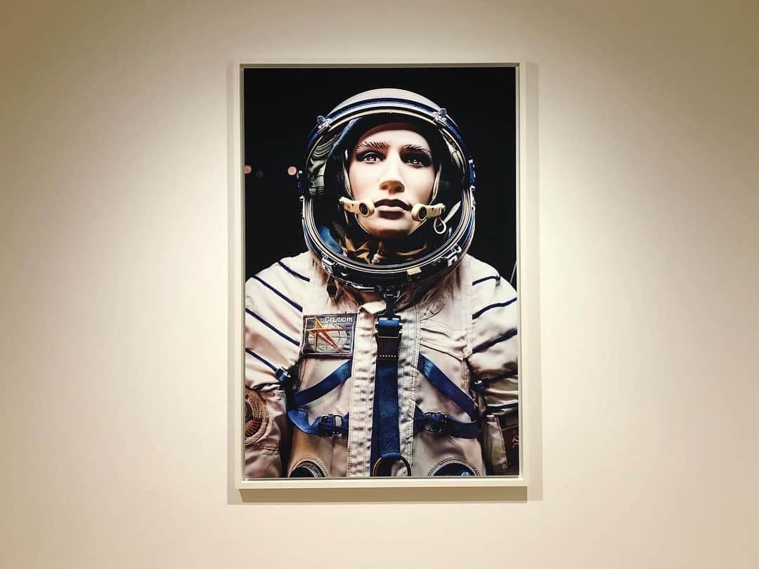 相沢梨紗さんのインスタグラム写真 - (相沢梨紗Instagram)「高松聡さんの写真展「FAILURE」にお伺いした時の写真。 . 久しぶりに嘘カメのチャムちゃんに @uscm_cham 会えた日！一緒におじゃましました〜。 . 夢を持ち懸命に努力をし、宇宙飛行士としての訓練課程を終えたにもかかわらず . 宇宙飛行士ではない。とは。 . 絶望とはこう言う時には使ってもよいのかもしれない。という感想がまず浮かんだけど、 . だれかの心を誰かが100%わかる事はできないので、なんとも。 . 世の中にはどうしようもないことが少なからず有り、 似たような悔しさは少しだけわかる気がして涙が滲んだ。 . . 「後から夢がついてきたように感じ」というチャムちゃんに、自分もしっくりきた。 . . 作者・高松さんのストーリーを知り、高松さんの視線を貸してもらう事で、 . 美しい星空も悠然と佇むロケットの姿も、これまで感じていた印象とは違って見える。そんな体験をした展示でした。 . . 自分の中に生まれたマイナスの気持ちをどのように昇華するのかって、すごく人間性が出る。 . 素直に吐き出す人、それを武器に変える人、生きるエネルギーにする人、咀嚼や追及をして何かに創り変える人とか。 . 自分はどうありたいか。違和感や自分の中で府に落ちる答えや方法を大切にしたいな。 . . . #exhibition #photography #spaceship #spacedesign #宇宙 #spaceart #art #picture #omotesando #gallery #nasa #rossiya #starcity #starlight #starliner」10月18日 21時10分 - risacheeese