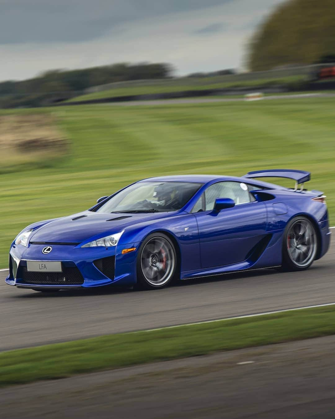 Lexus UKさんのインスタグラム写真 - (Lexus UKInstagram)「Pure theatre. The #LexusLFA doing what it does best at #GWSpeedWeek...  Photo credit: @Jayson.Fong  #Design #CarDesign #LexusPerformance #Automotive #Lexus #LexusF #CarsofInstagram #Goodwood」10月18日 21時06分 - lexusuk