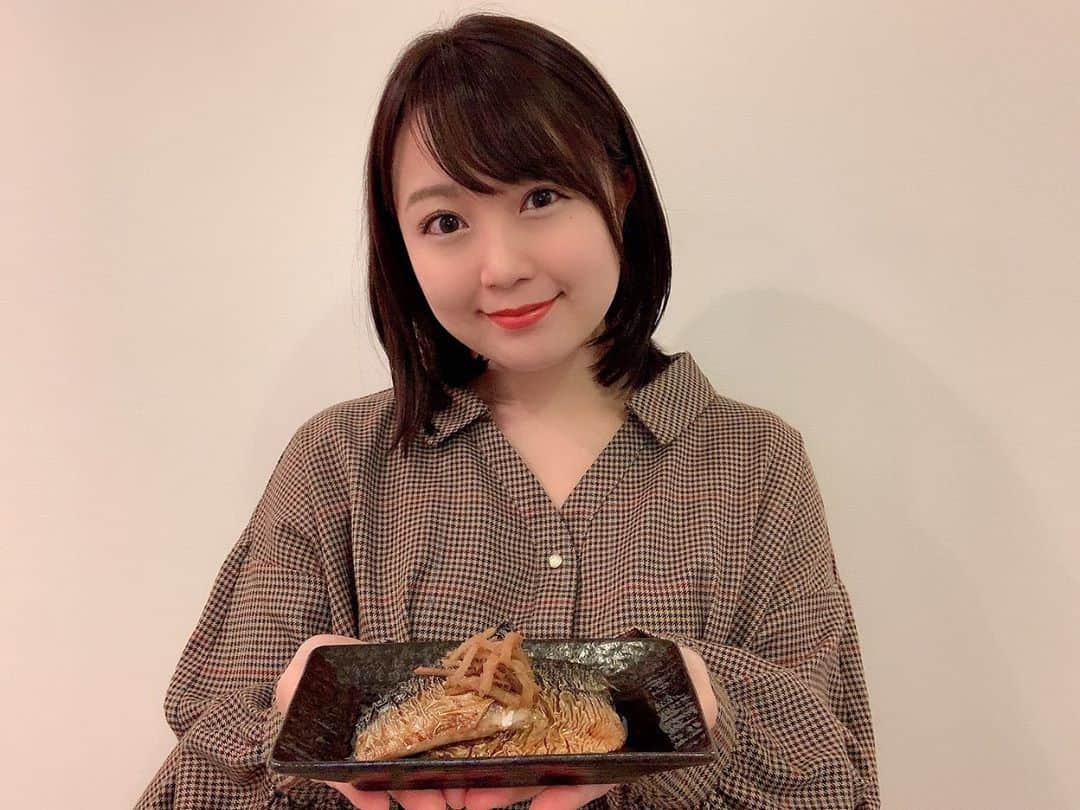 のインスタグラム：「鯖の甘辛生姜煮は体もあったまるし身もホクホクでとっても美味しかったです😊💓お醤油・お砂糖・みりん・お酒・生姜を加えて鯖と一緒に煮込むだけの簡単ごはんなので、その日の気分で甘めにしたりしてこれからの季節沢山お世話になろうと思います🐟✨✨✨ . . . . . #おうち時間 #stayhome #おうちごはん #自炊 #ごはん記録 #instafood #簡単ごはん #鯖 #サバ #鯖の生姜煮 #煮物 #アラサー女子 #丸顔 #ボブ #ぷに子 #ぽっちゃり #photooftheday #JAPAN #japanesegirl #avex #avexmanagement #instagood #followme #シマリカご飯 #しまりか手乗りごはん #ricashima #嶋梨夏」