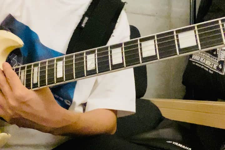 小野武正のインスタグラム：「今日は何の曲でもなく思いつくがままにギターを弾く #わしつなぎ でございます。 こういうのも楽しいですねえ。  さて 10/31に行うKEYTALKのオンラインライブ特典付きチケット本日23:59までじゃよ！🥺  https://keytalk.spwn.jp/events/201031-4mitsu  お楽しみに！」
