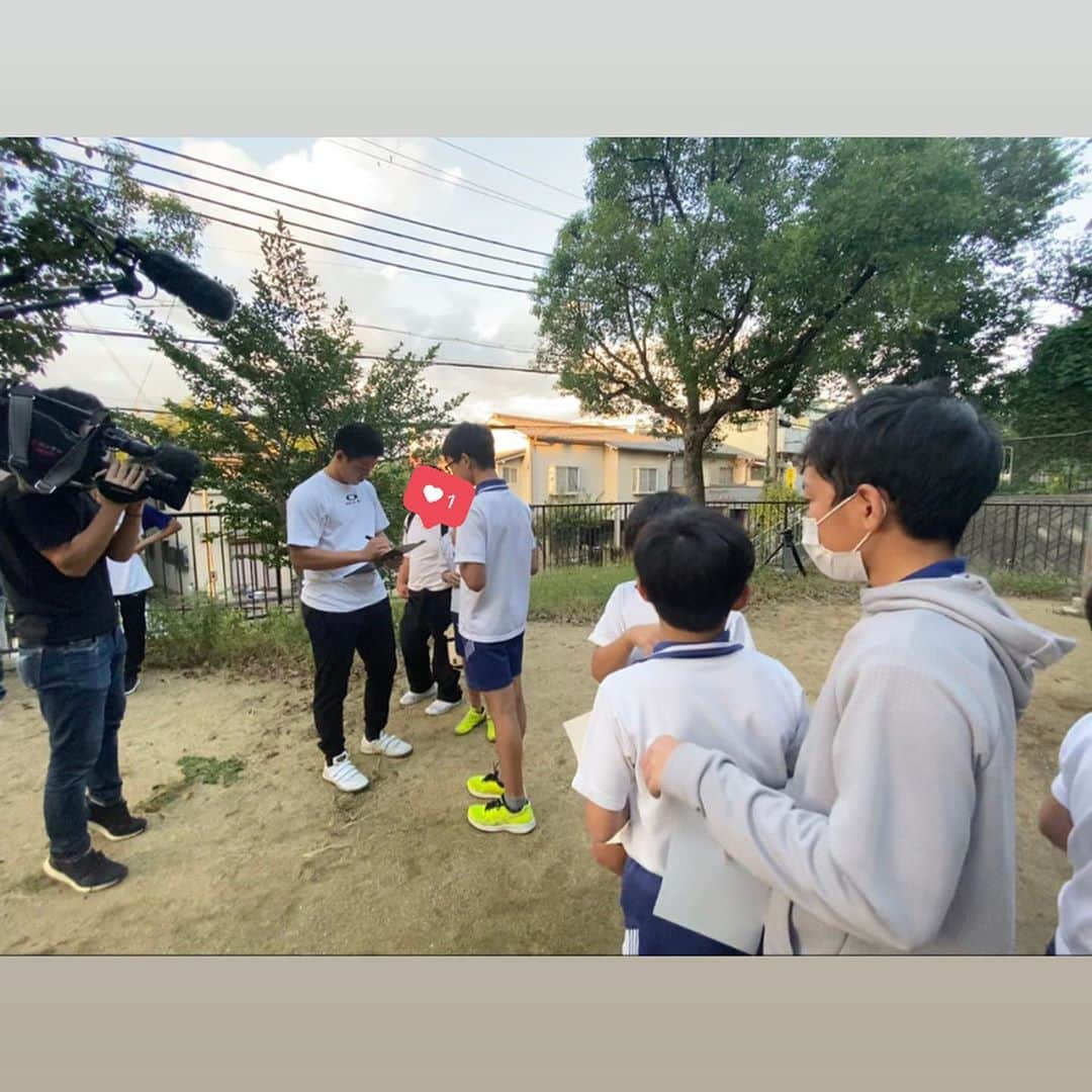 服部優陽さんのインスタグラム写真 - (服部優陽Instagram)「⚾️﻿ ドラフト候補、明石商業の来田涼斗選手企画！﻿ ﻿ 貴重な卒業アルバムをお借りしたり、﻿ お父さんに写真をたくさん頂いたりしたので、﻿ 幼き頃の来田くんが見られる…かもしれません📸﻿ ﻿ 小さい頃からイケメンで﻿ 小さい頃からまっすぐにプロ野球選手を目指して﻿ 野球と向き合ってきたんだなぁと改めて思いました。﻿ ﻿ 彼の夢が叶うかもしれないドラフトを﻿ より一層力を込めて見守れるVTRになる予定です！﻿ ﻿ 明日10/19(月) #報道ランナー #おしゃべりスタジアム﻿ で放送予定です！﻿ ﻿ 3枚目は公園で遊んでいた地元の小学生に﻿ サインを求められ、困惑しながらも全員に﻿ サインではなく「署名」をする来田くんです🤣﻿ ⚾️﻿ #明石商業﻿ #来田涼斗﻿ #ドラフト2020﻿ ﻿ #高校野球 #独自大会 #兵庫県独自大会 #センバツ #甲子園 #夏の甲子園  #高校野球好きな人と繋がりたい #野球部#甲子園球場 #阪神甲子園球場 #密着取材 #名将 #闘将 #ドラフト #ドラフト候補 #甲子園交流試合 #明商 #中森俊介 #狭間善徳」10月18日 21時08分 - hattori.yuhi_ktv